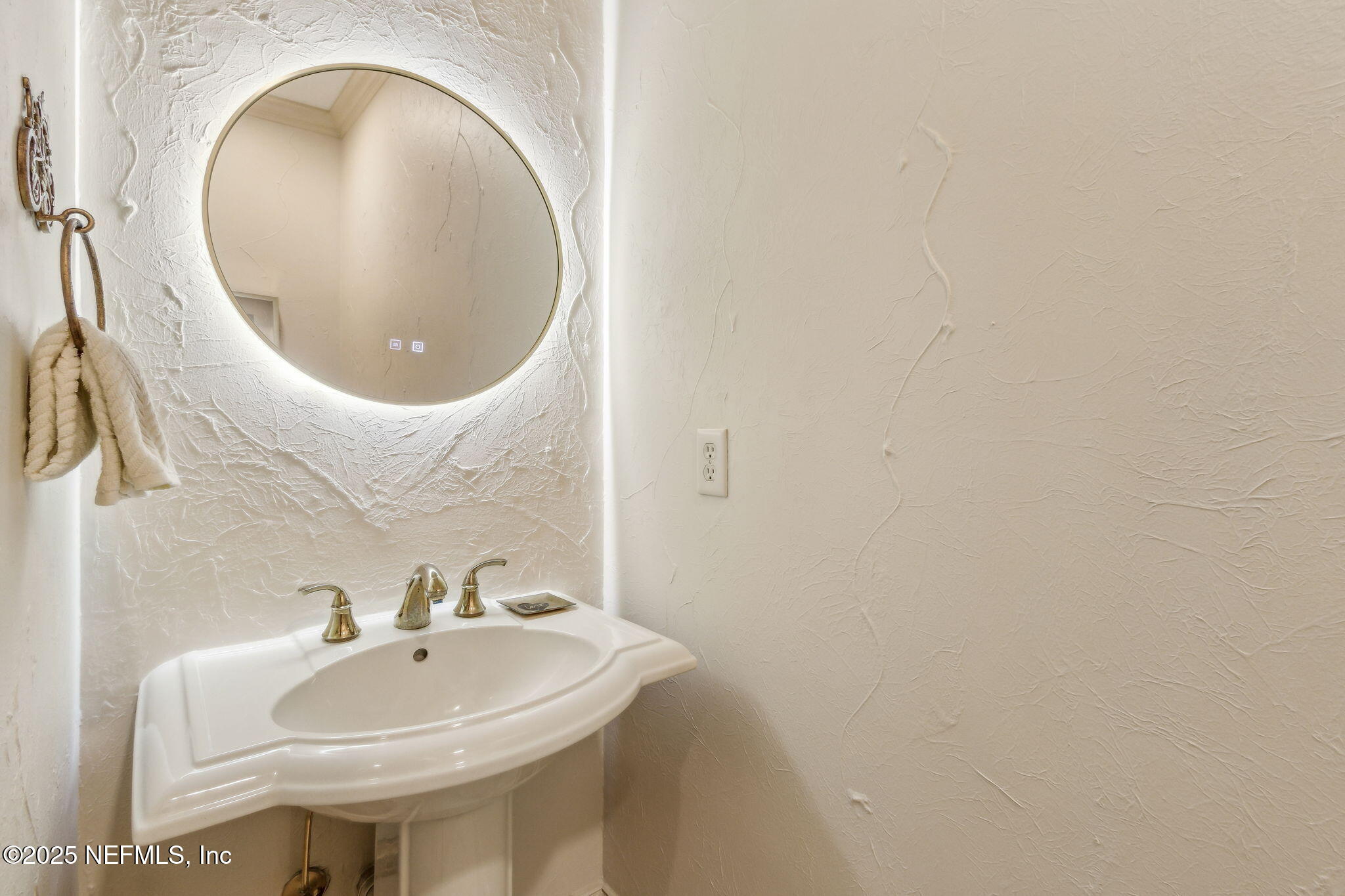 21 N ROSCOE Boulevard