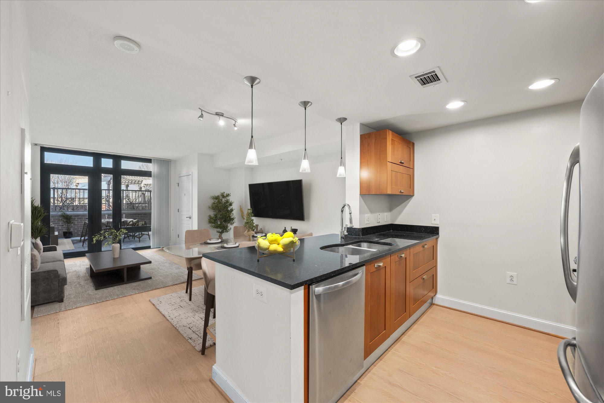 2451 MIDTOWN AVE #724