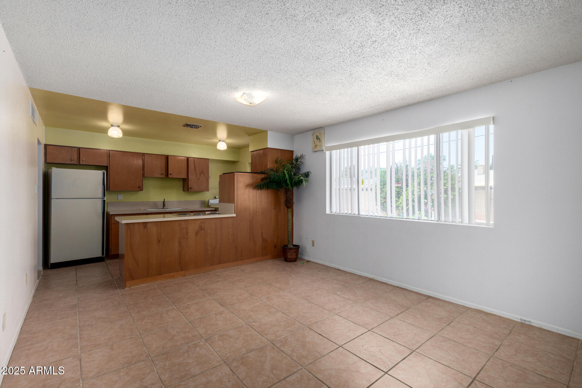 230 E FAIRMONT Drive