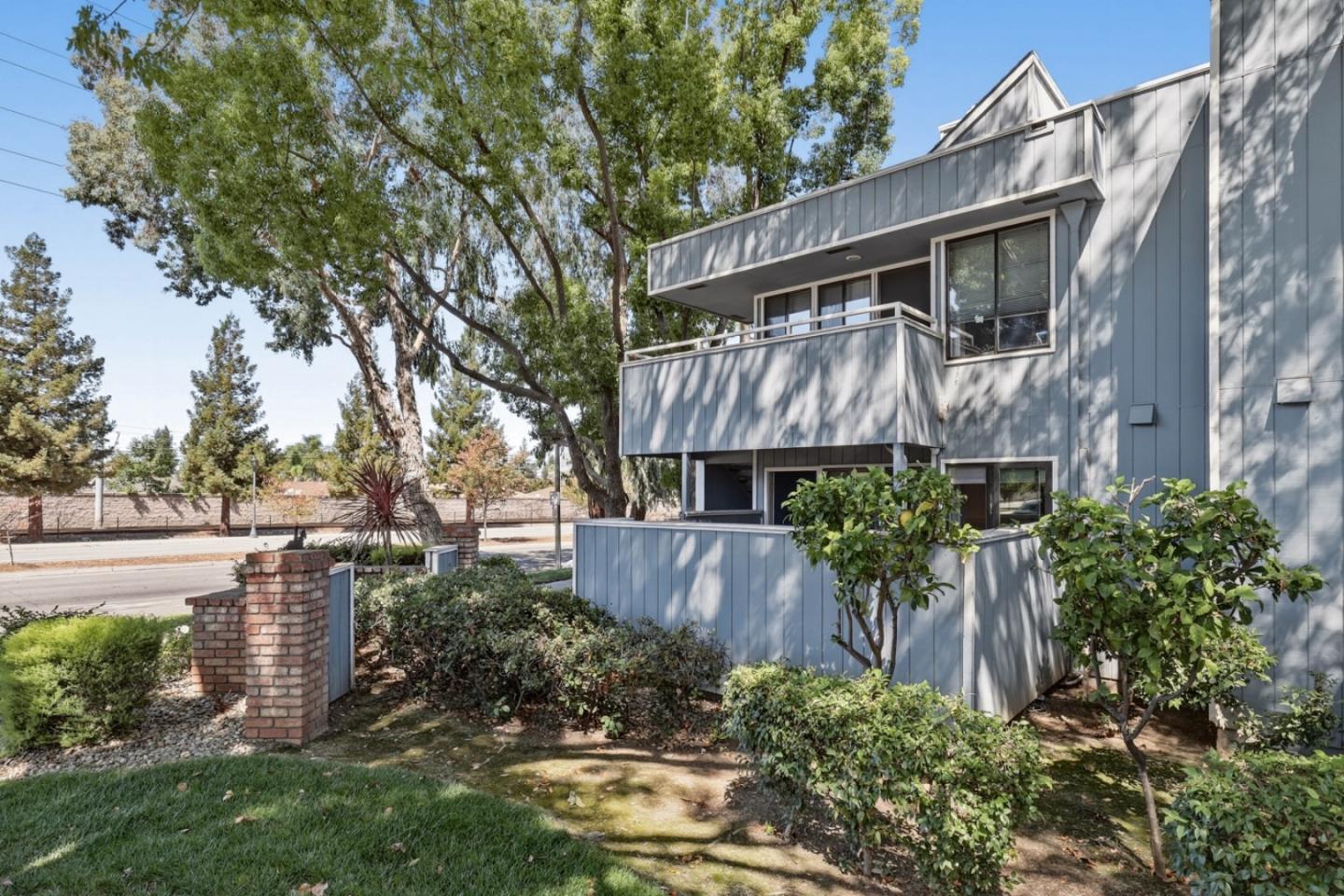 844 La Barbera DR