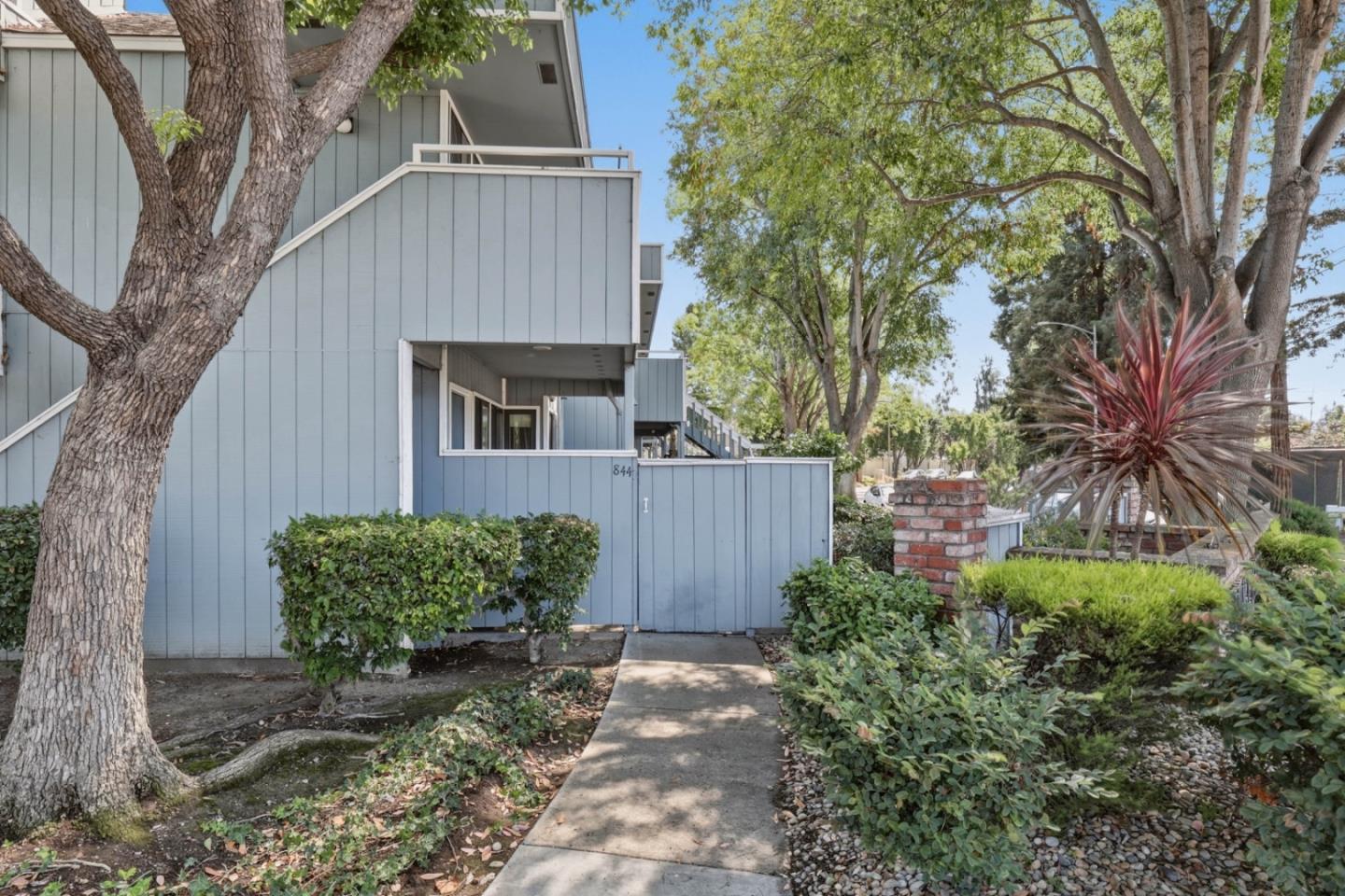 844 La Barbera DR