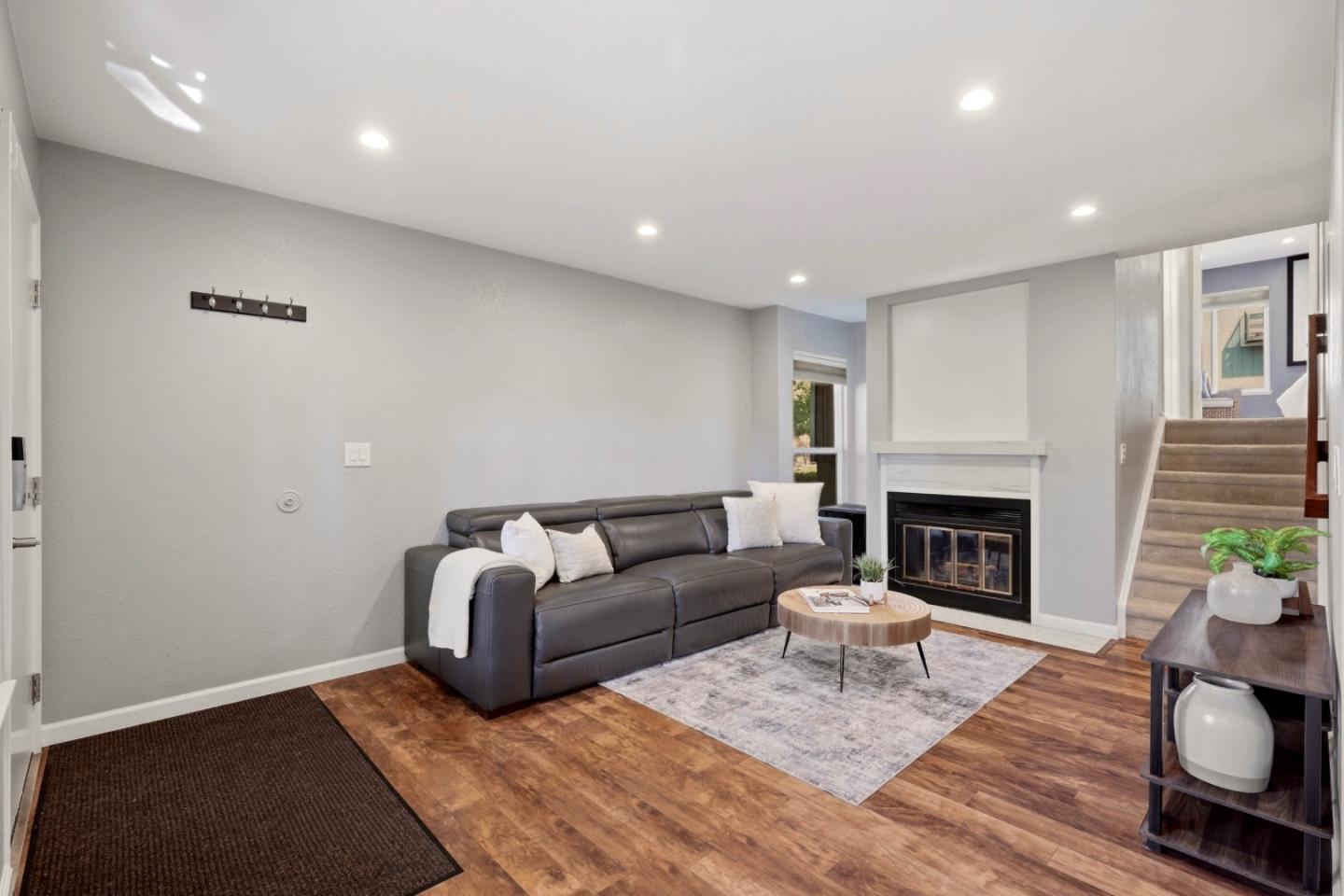 844 La Barbera DR