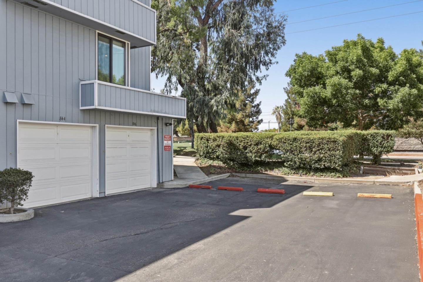 844 La Barbera DR