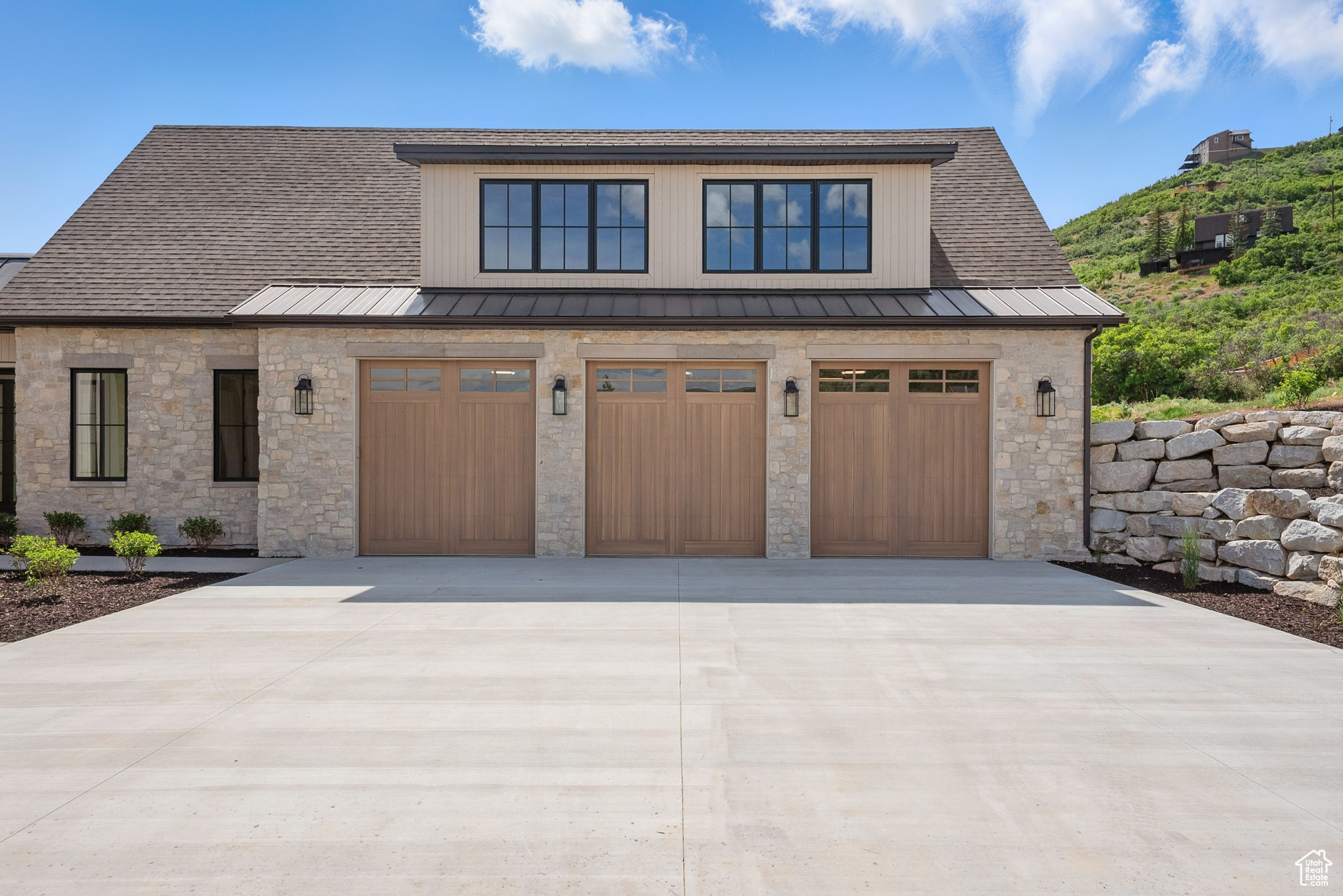1675 N CAMBRIDGE DR