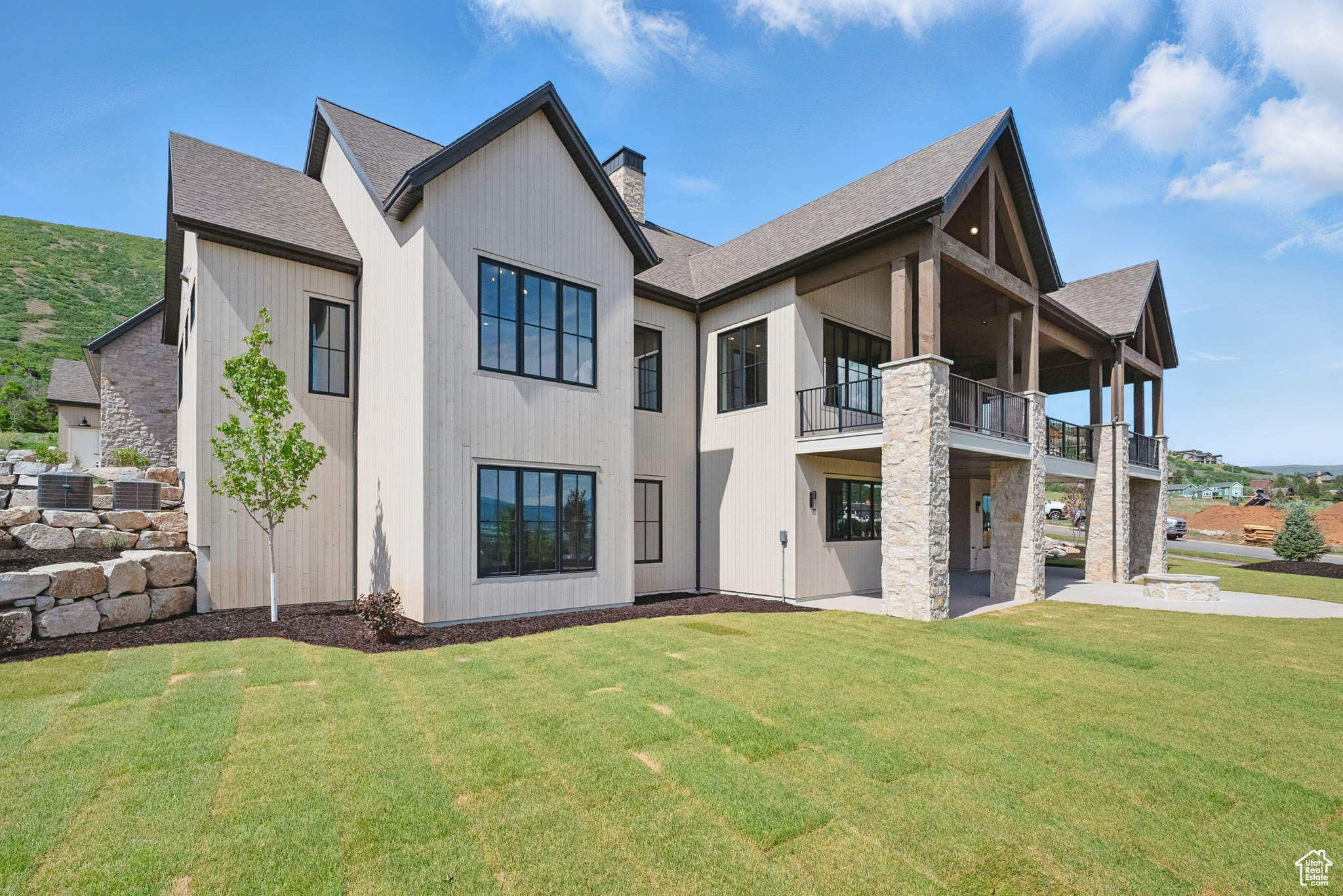 1675 N CAMBRIDGE DR