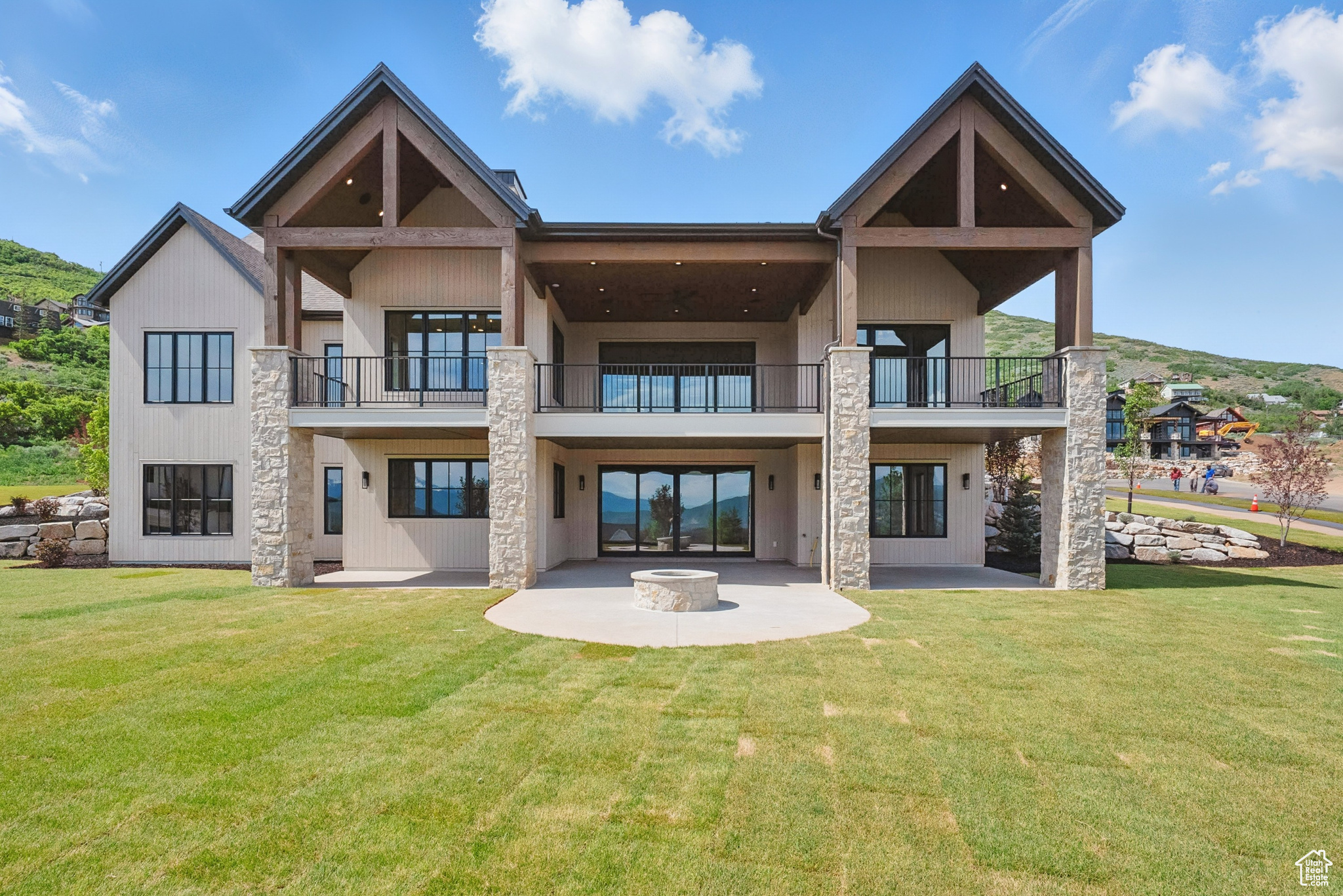 1675 N CAMBRIDGE DR