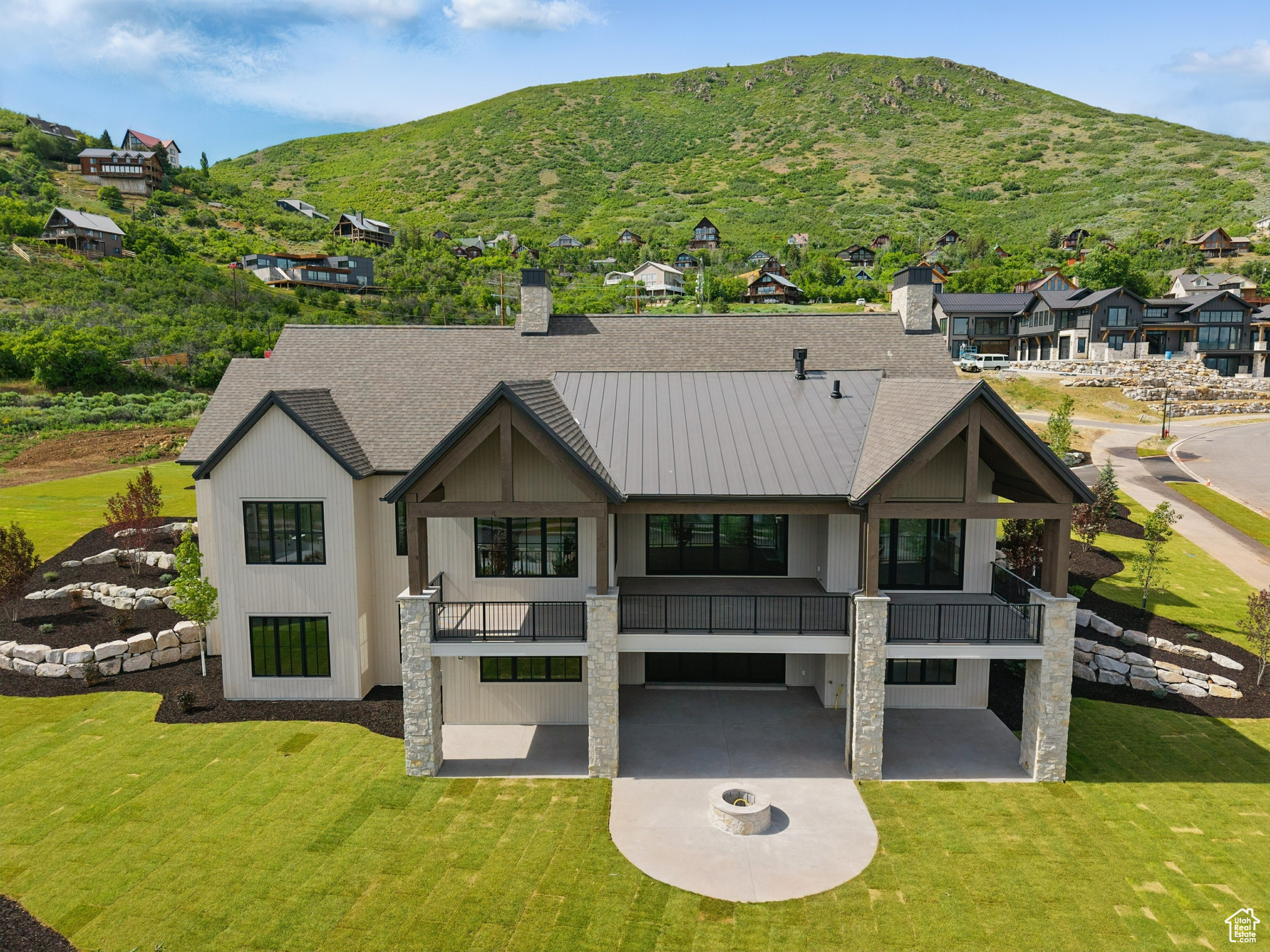 1675 N CAMBRIDGE DR
