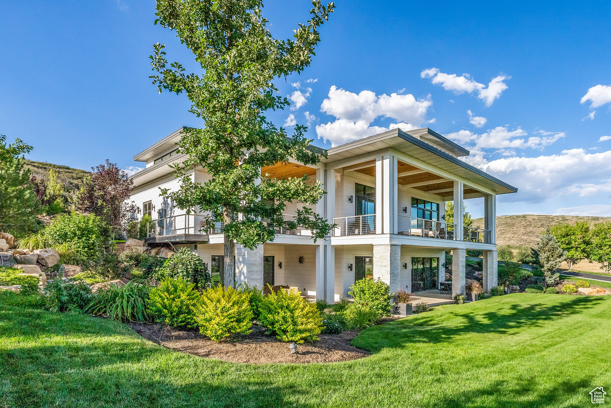 611 E DUTCH MOUNTAIN DR