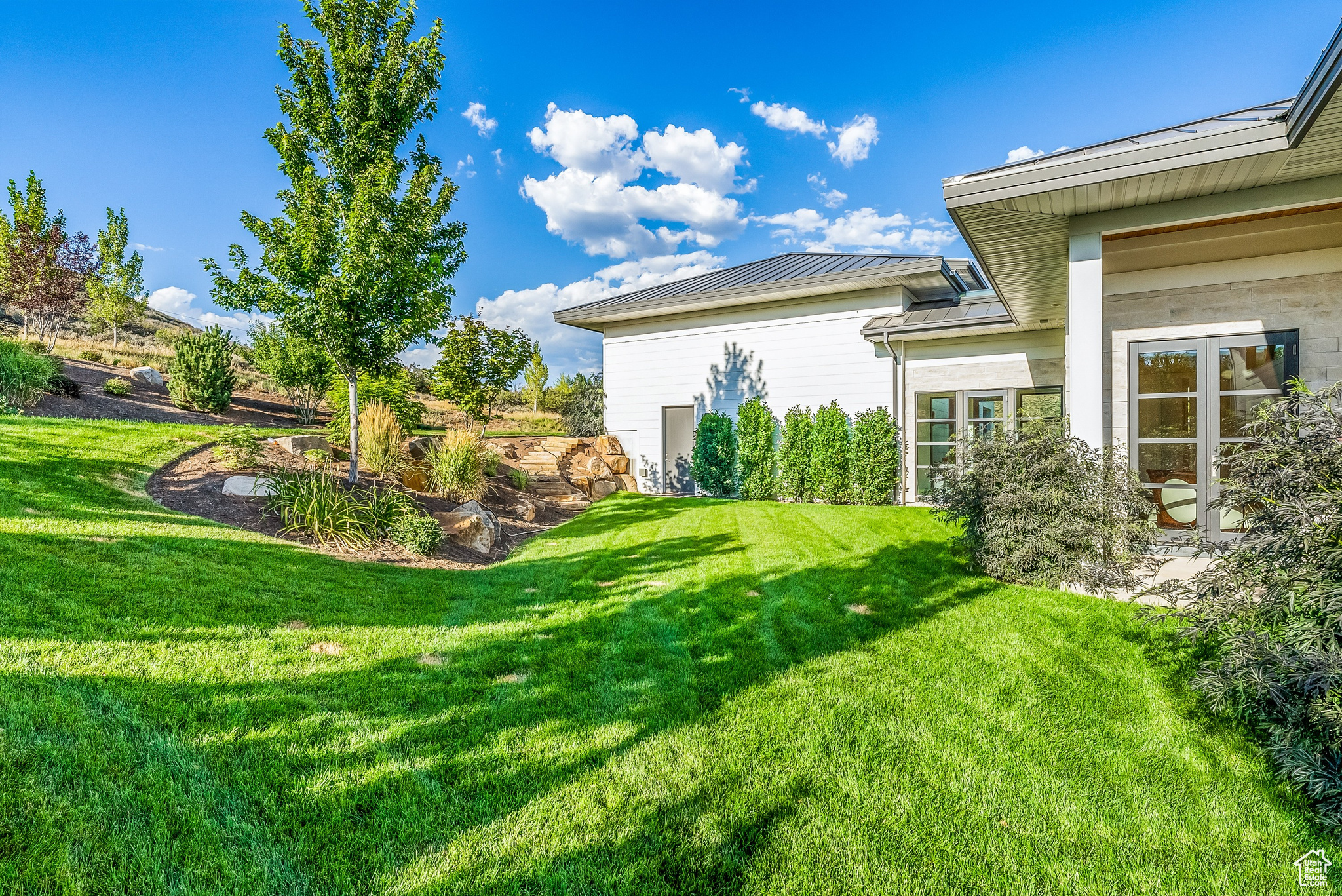 611 E DUTCH MOUNTAIN DR