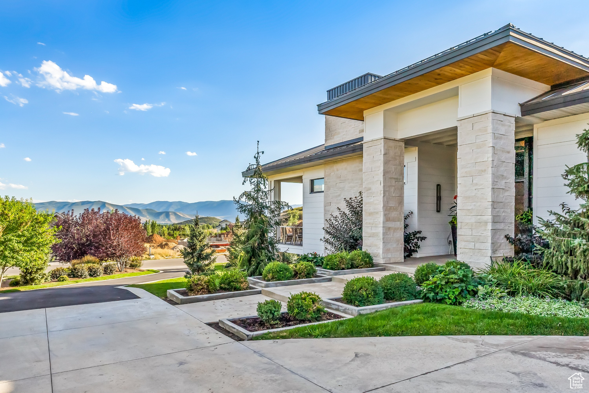 611 E DUTCH MOUNTAIN DR