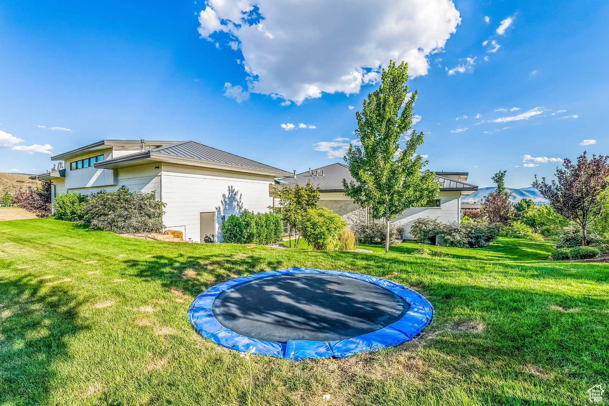 611 E DUTCH MOUNTAIN DR