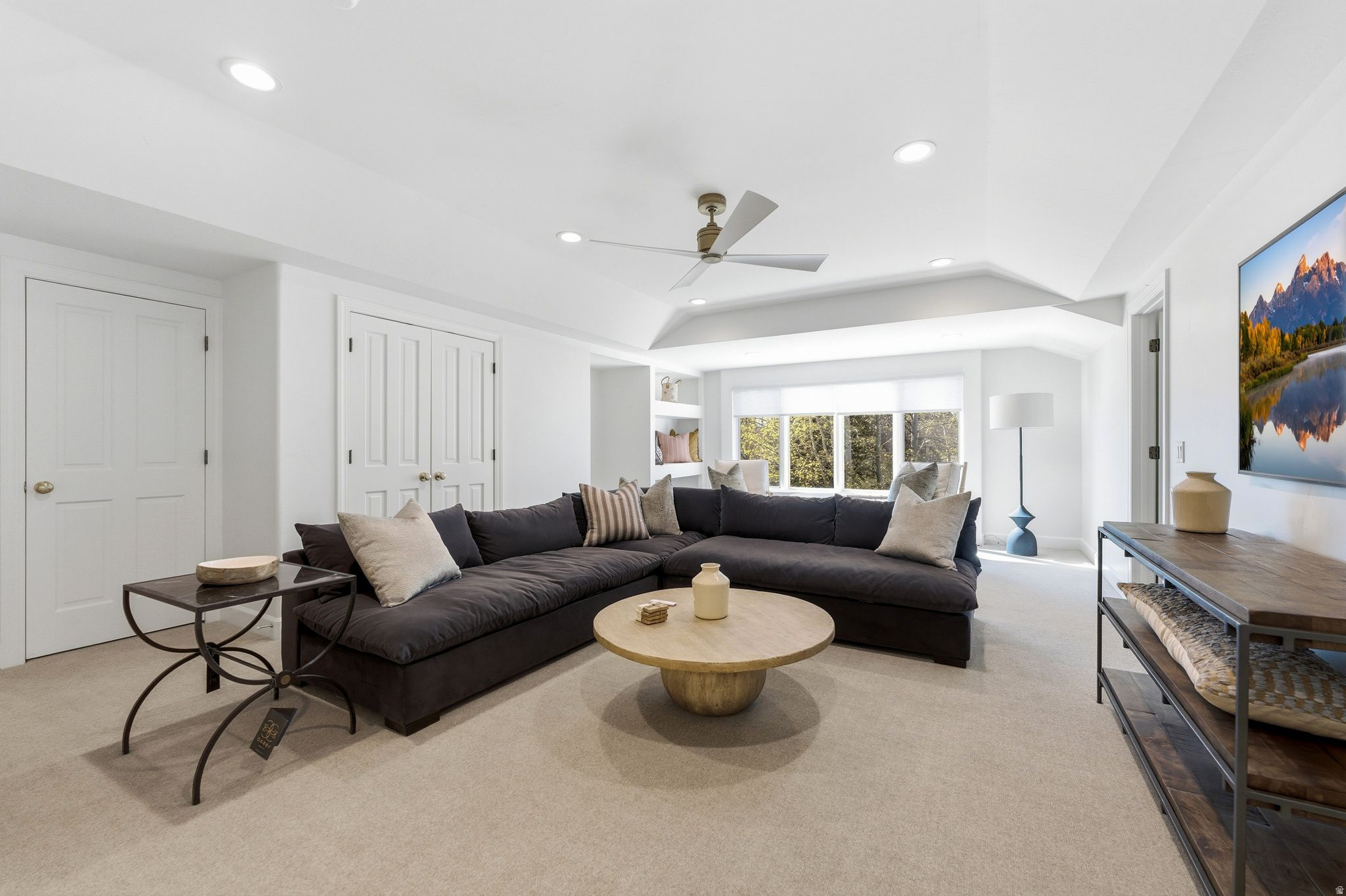 33 W VILLAGE CIR #23