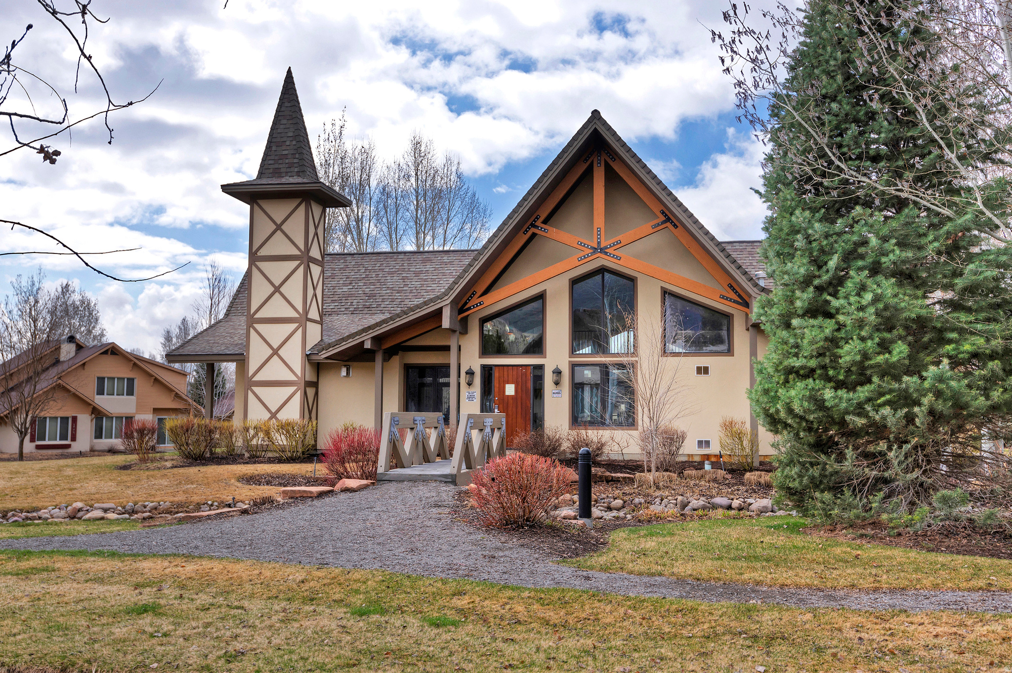 33 W VILLAGE CIR #23