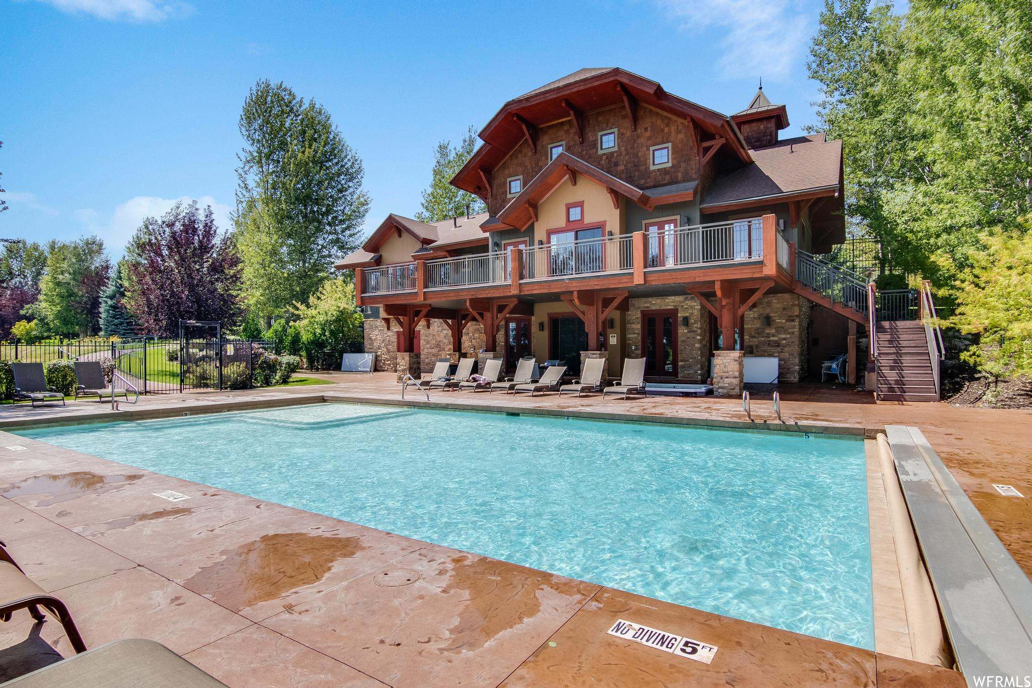 33 W VILLAGE CIR #23
