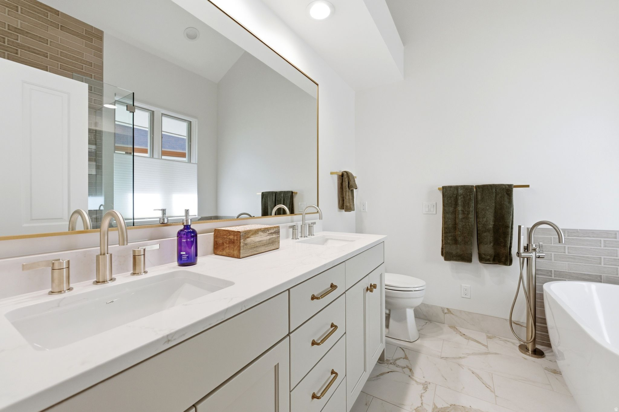 33 W VILLAGE CIR #23