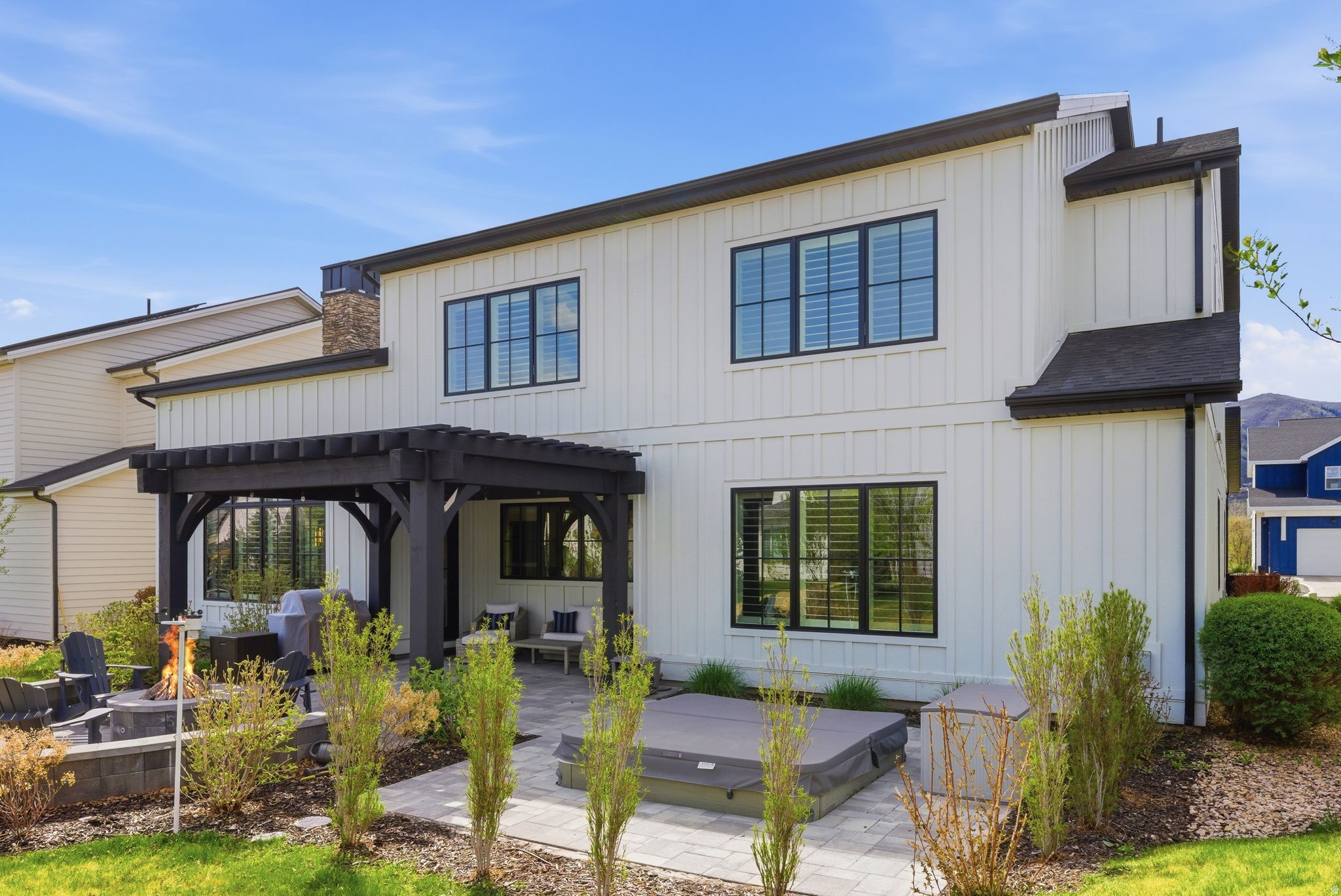 512 N FARMHOUSE WAY