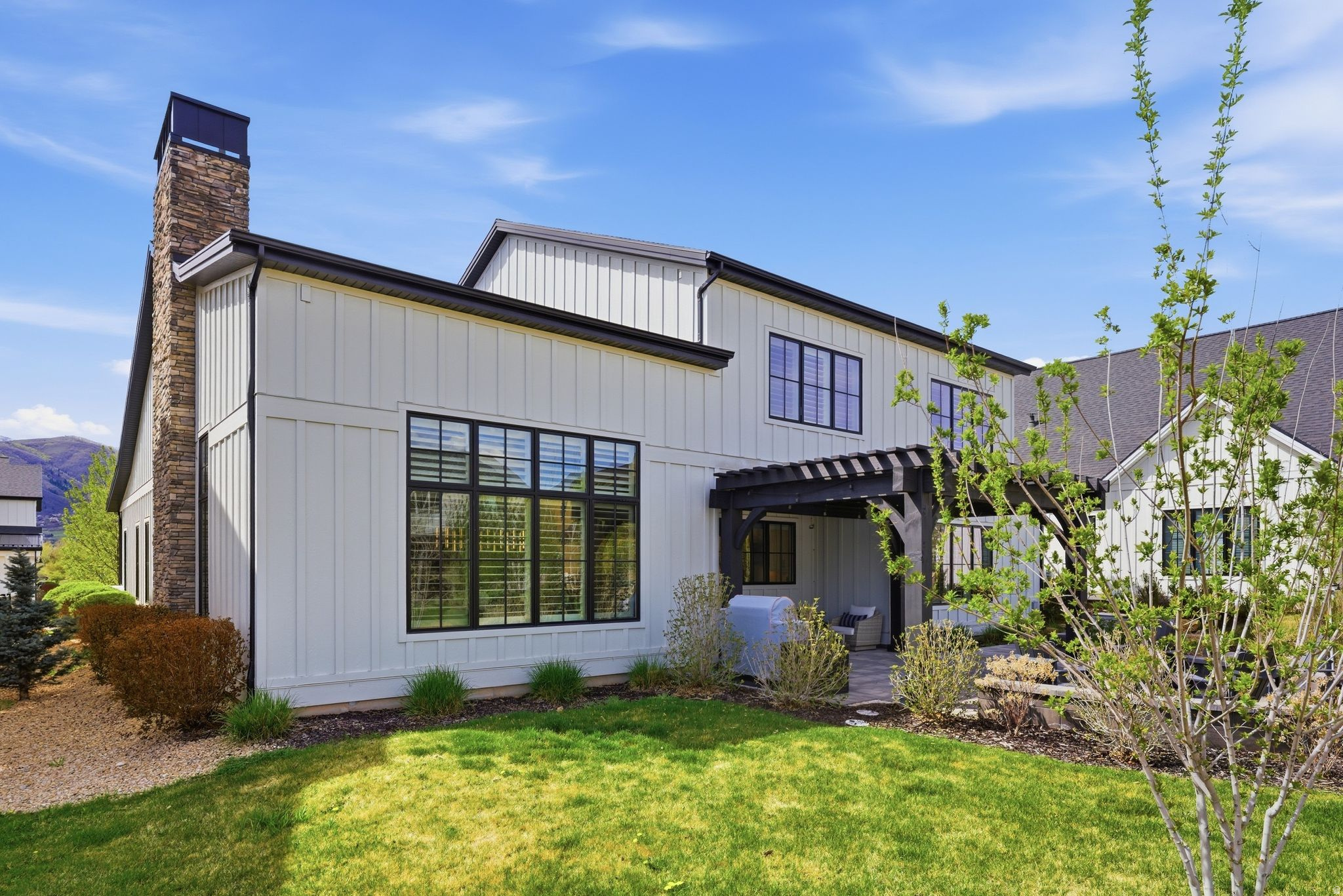 512 N FARMHOUSE WAY