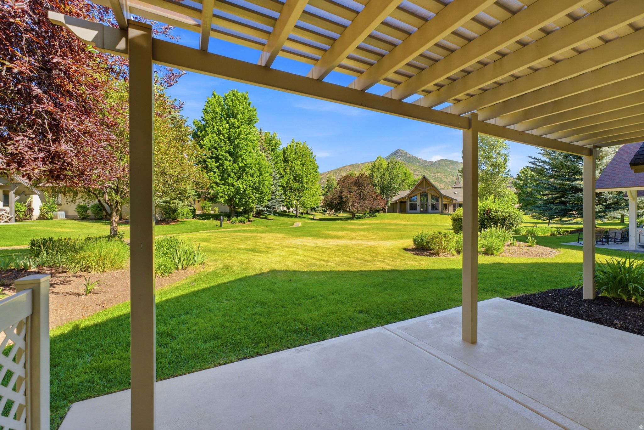 12 W VILLAGE CIR