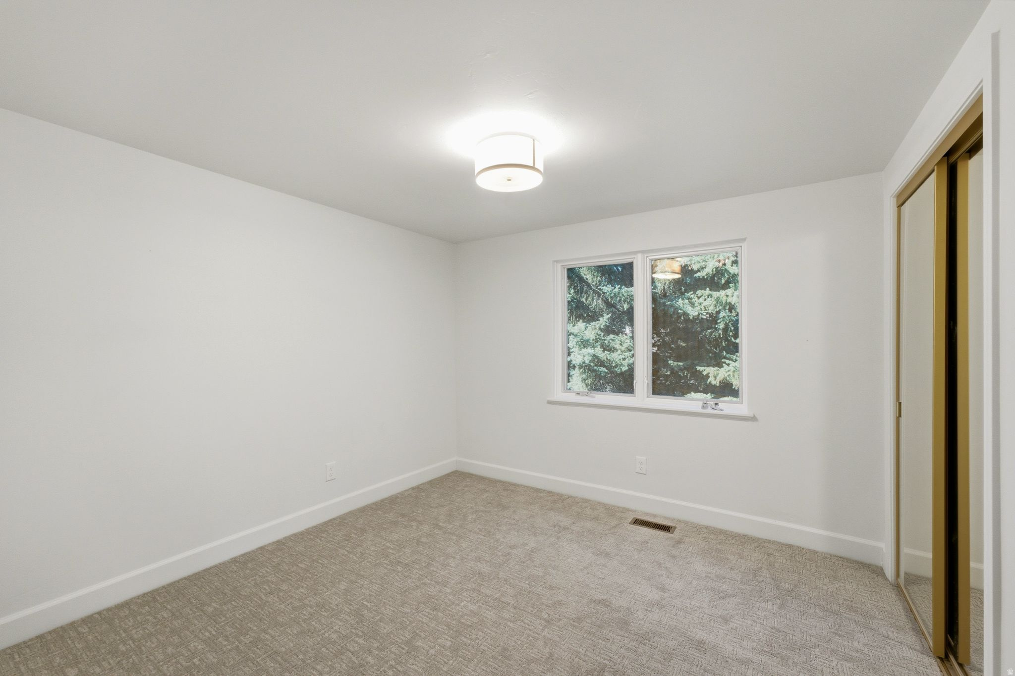 12 W VILLAGE CIR