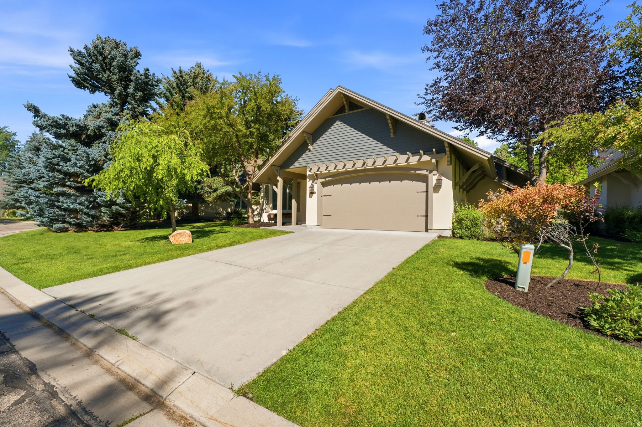 12 W VILLAGE CIR