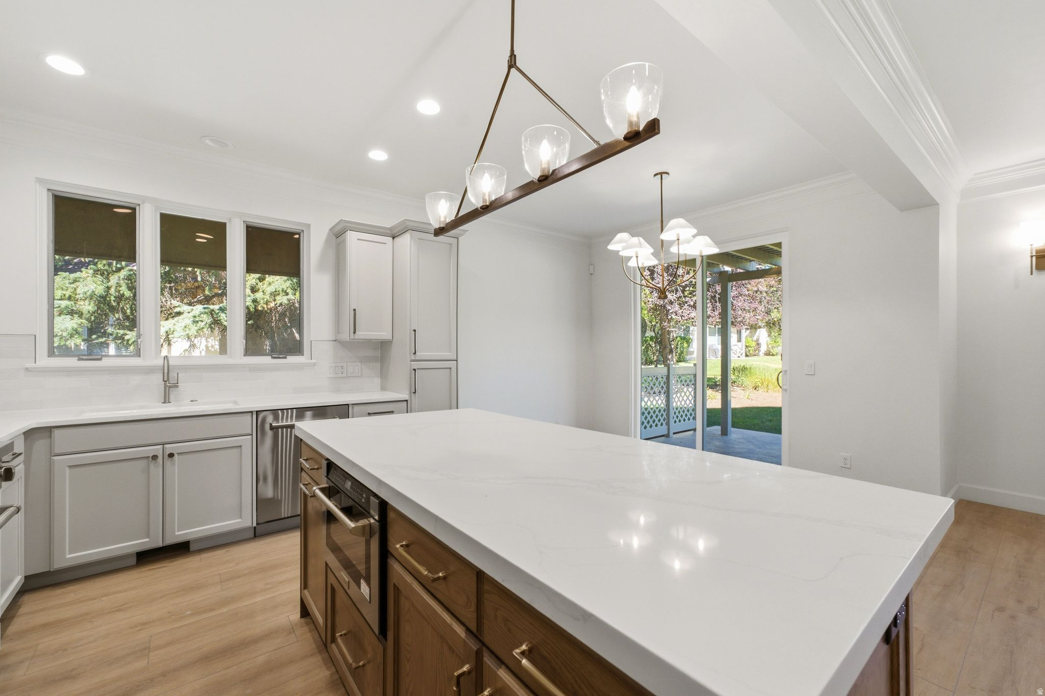12 W VILLAGE CIR