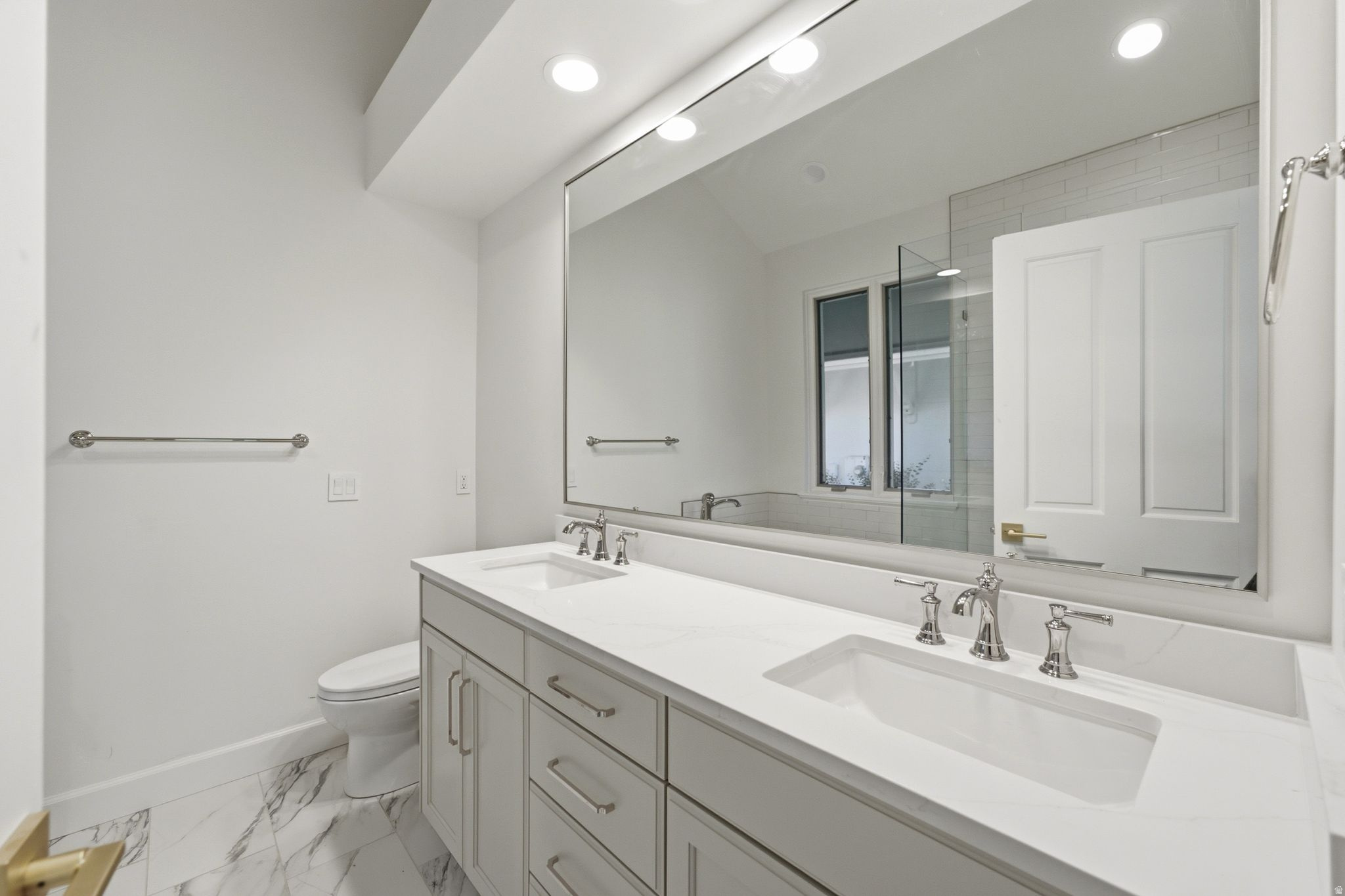 12 W VILLAGE CIR