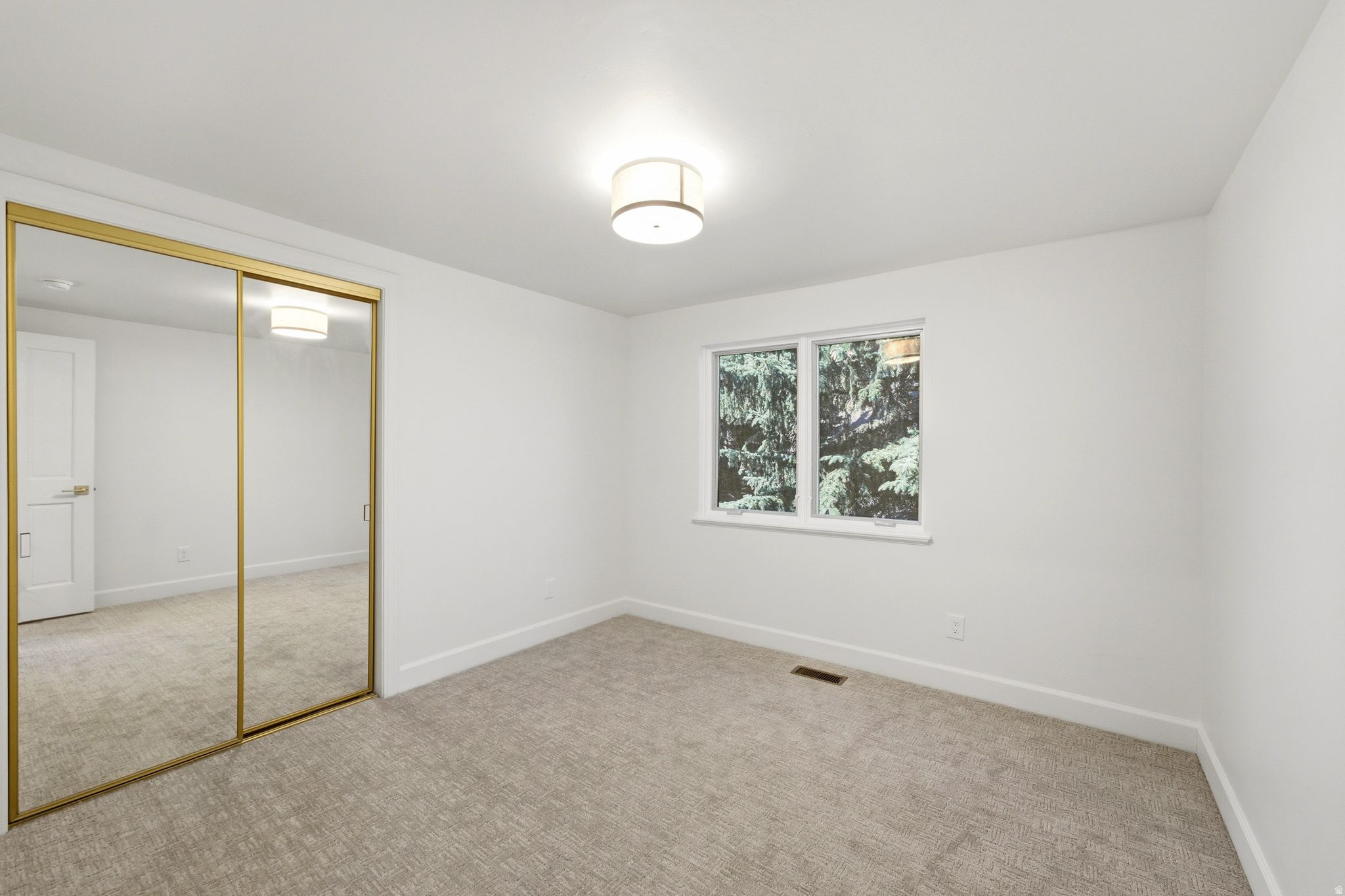 12 W VILLAGE CIR