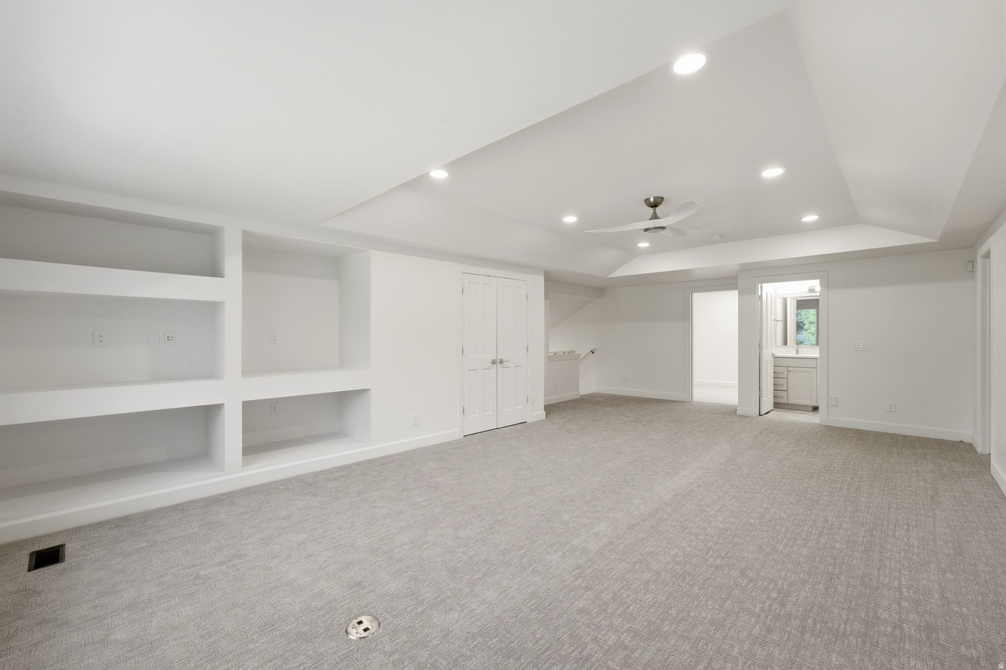 12 W VILLAGE CIR