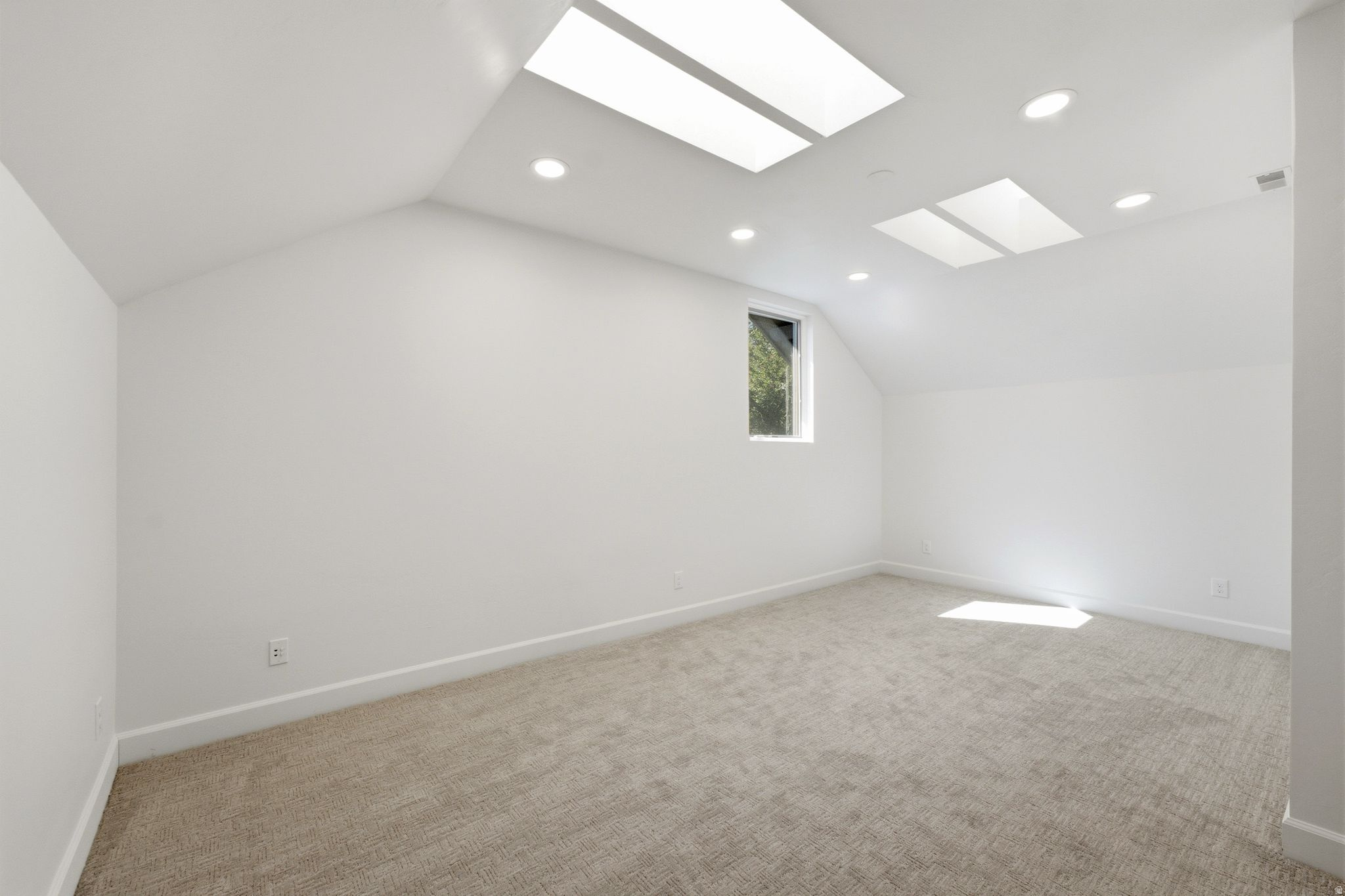 12 W VILLAGE CIR