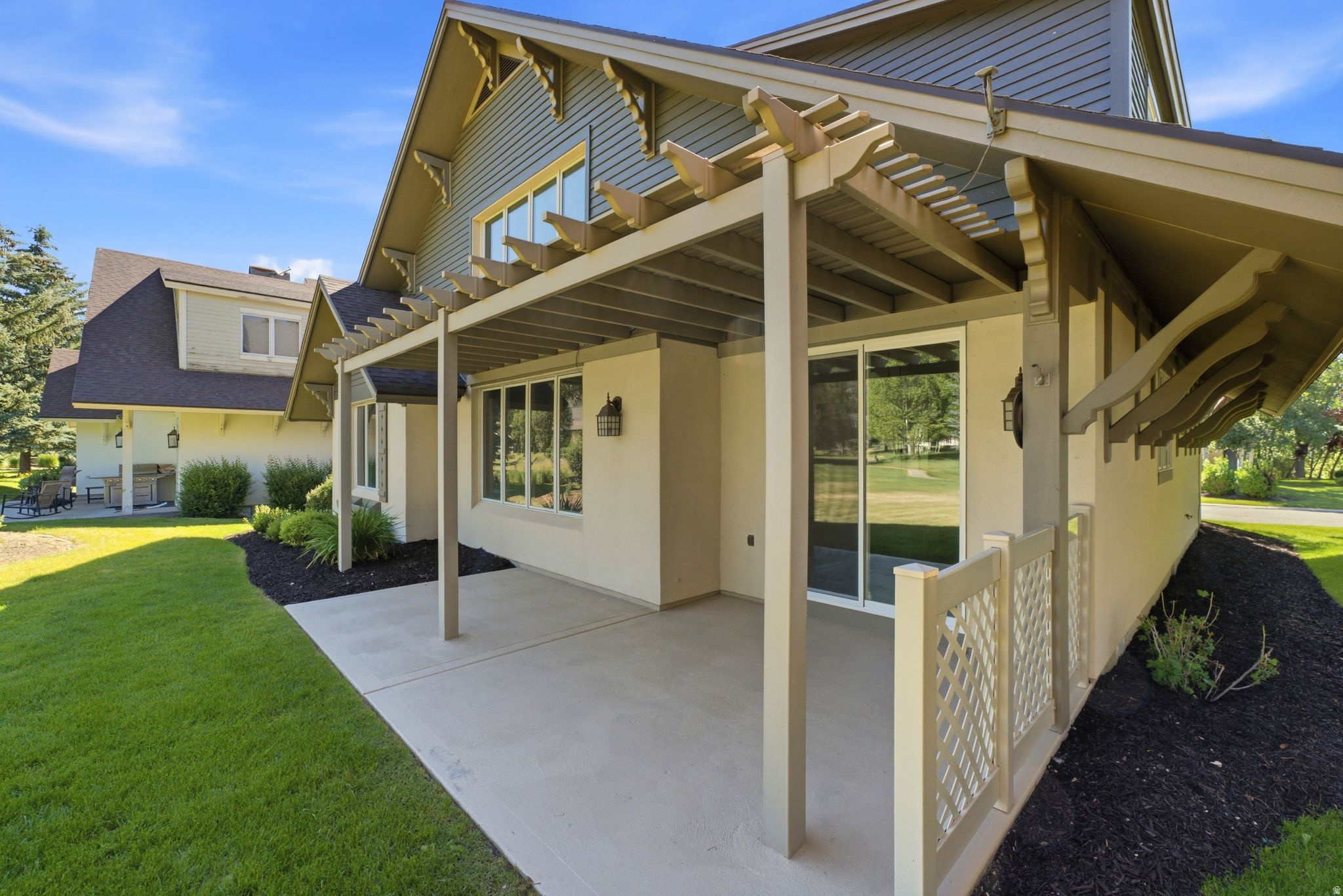 12 W VILLAGE CIR