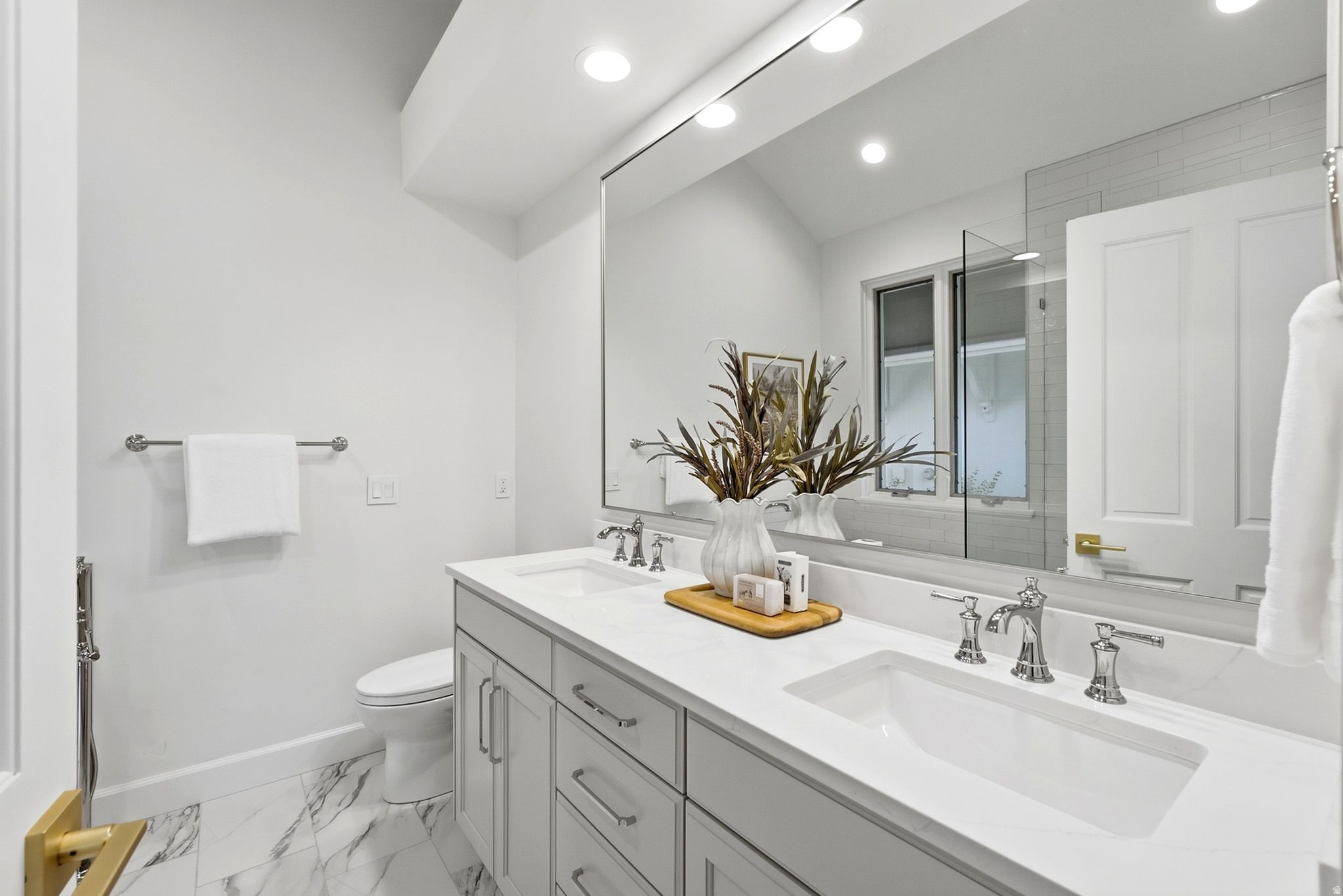 12 W VILLAGE CIR