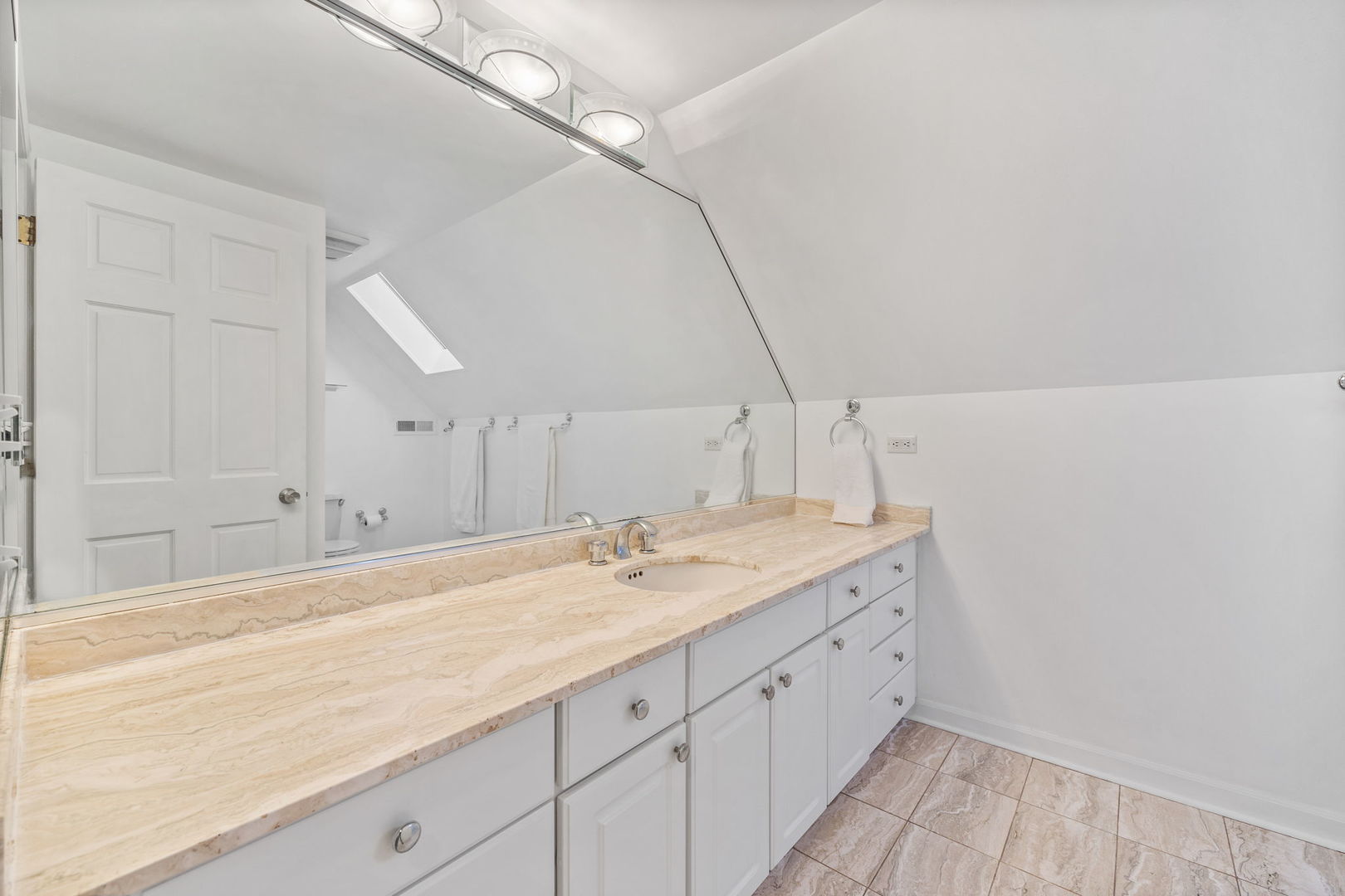 3939 N Ravenswood Avenue