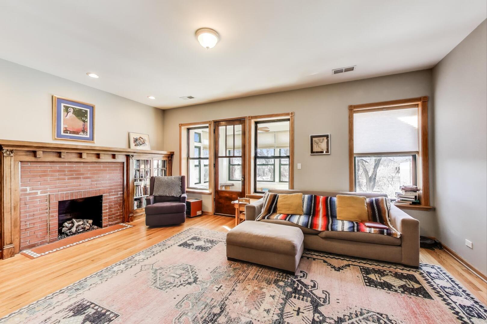 5323 S Woodlawn Avenue Unit: 3S