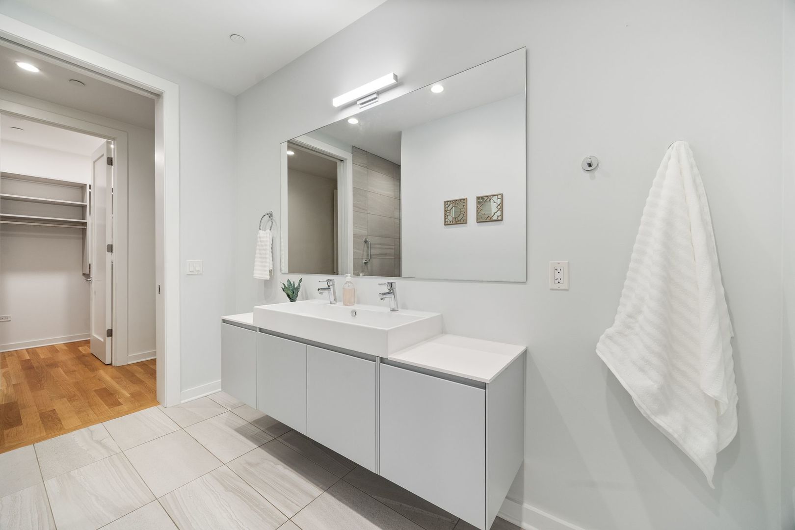 147 N Euclid Avenue Unit: 205