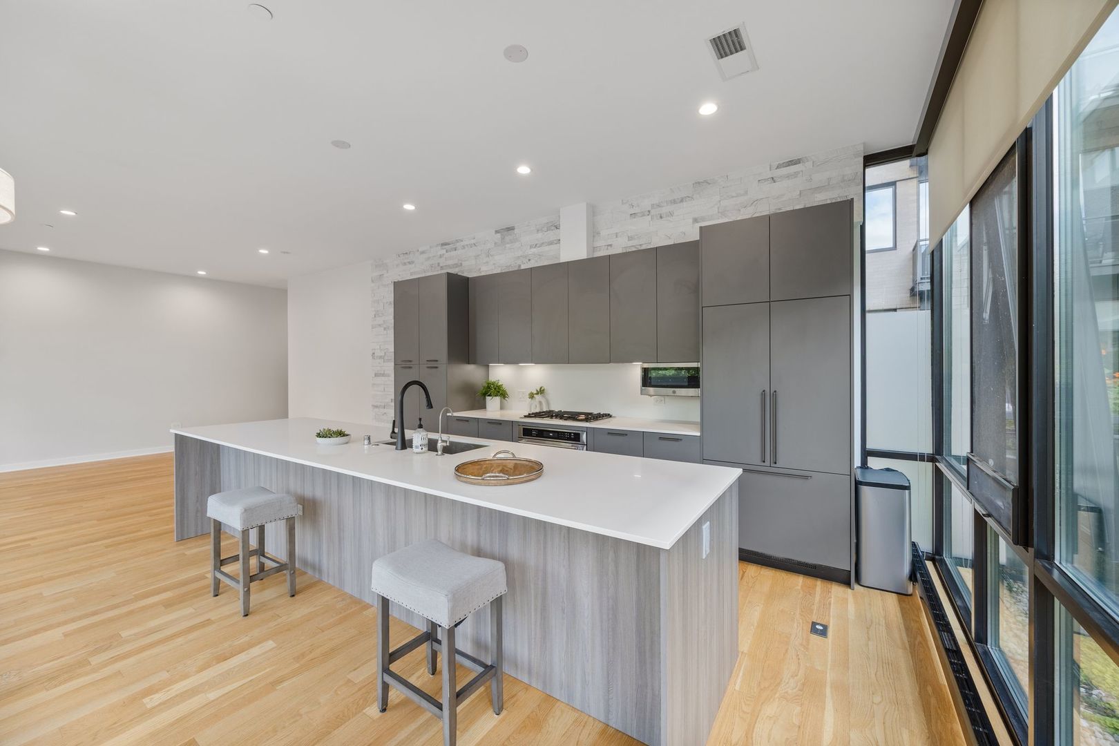 147 N Euclid Avenue Unit: 205