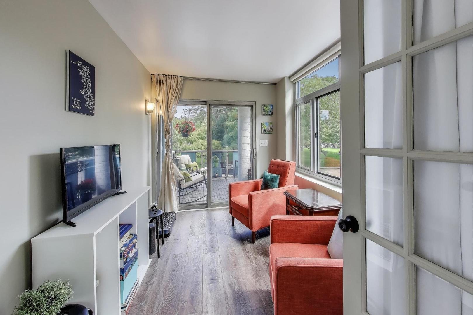 169 N GROVE Avenue Unit: 1A