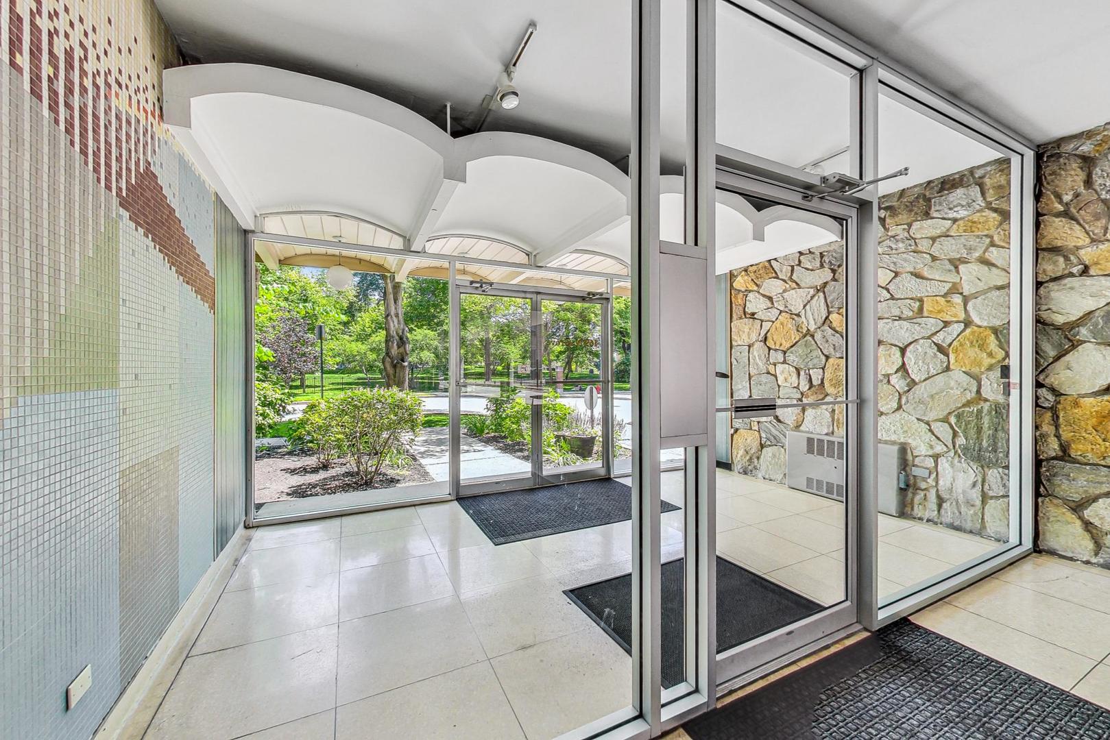 169 N GROVE Avenue Unit: 1A