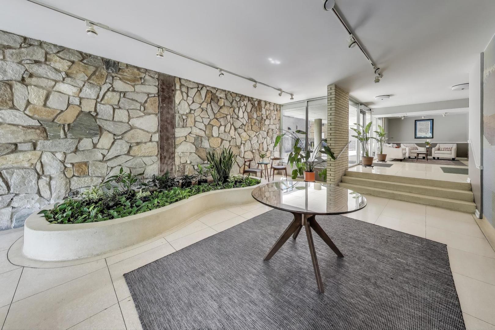 169 N GROVE Avenue Unit: 1A