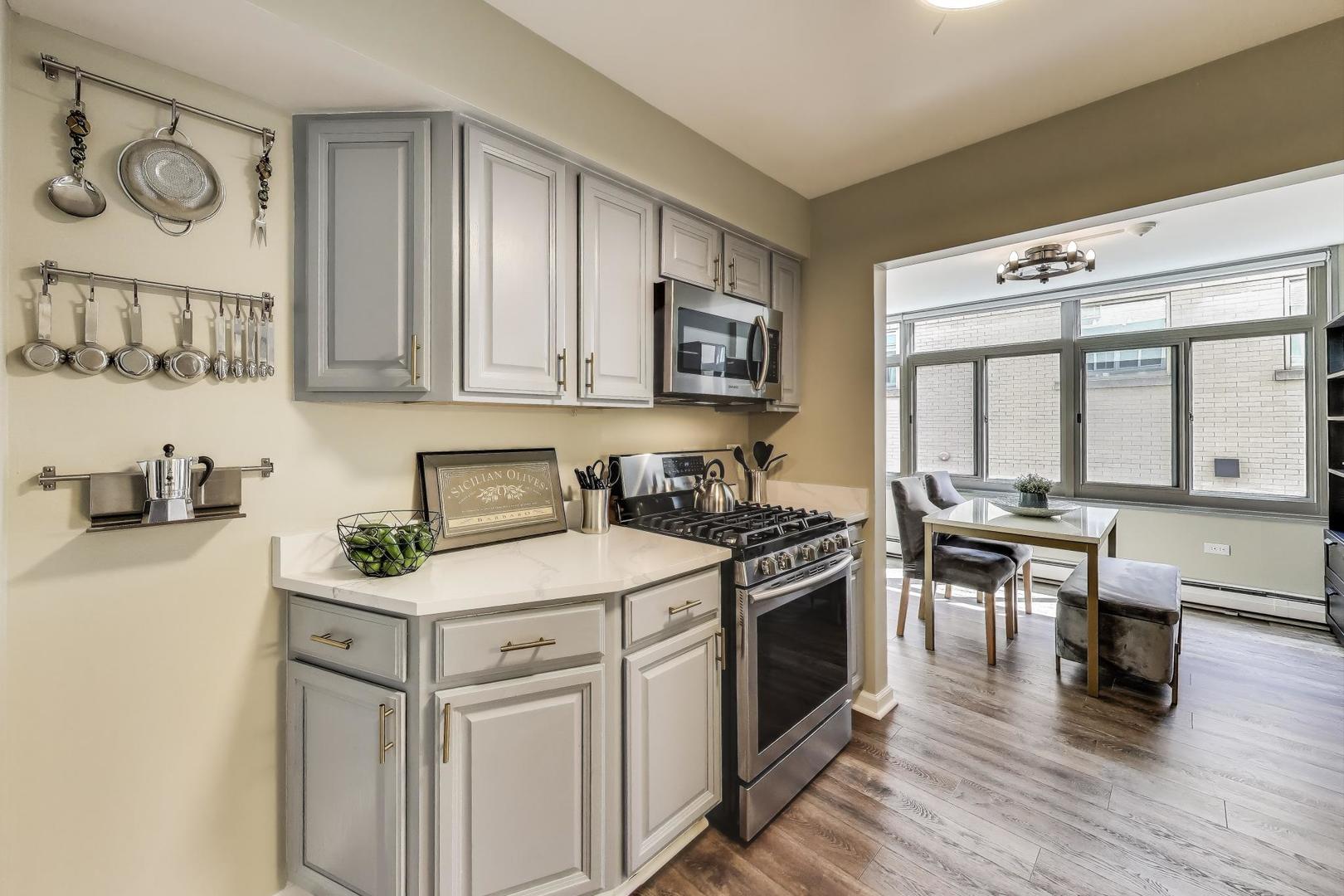 169 N GROVE Avenue Unit: 1A