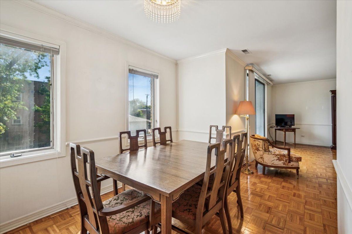 5220 N Rockwell Avenue Unit: 1S