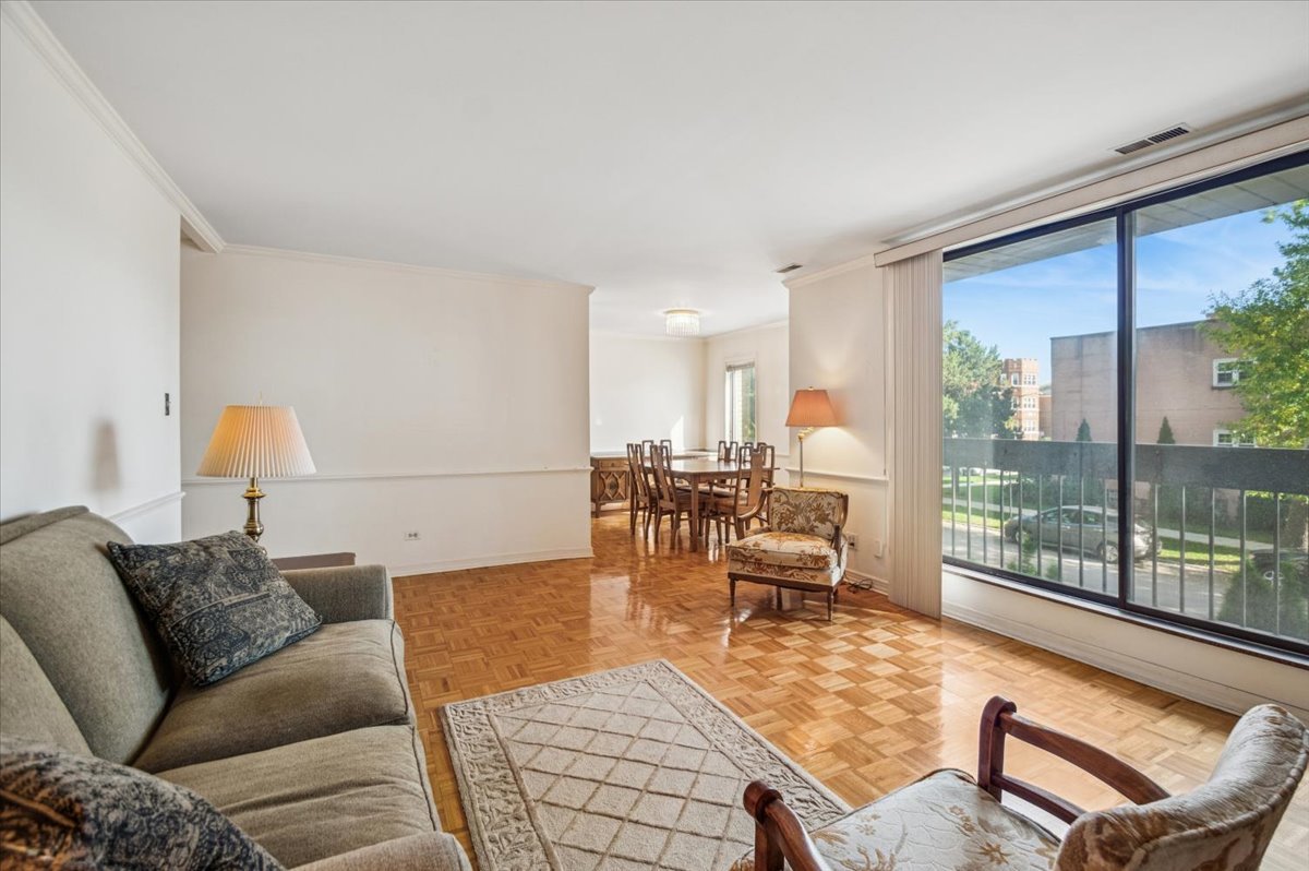 5220 N Rockwell Avenue Unit: 1S