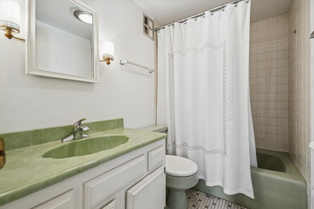 5220 N Rockwell Avenue Unit: 1S