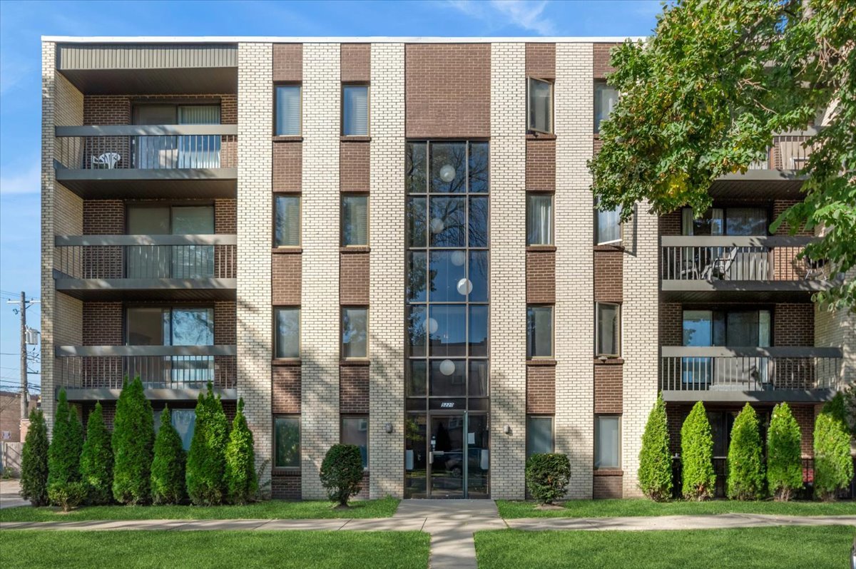 5220 N Rockwell Avenue Unit: 1S