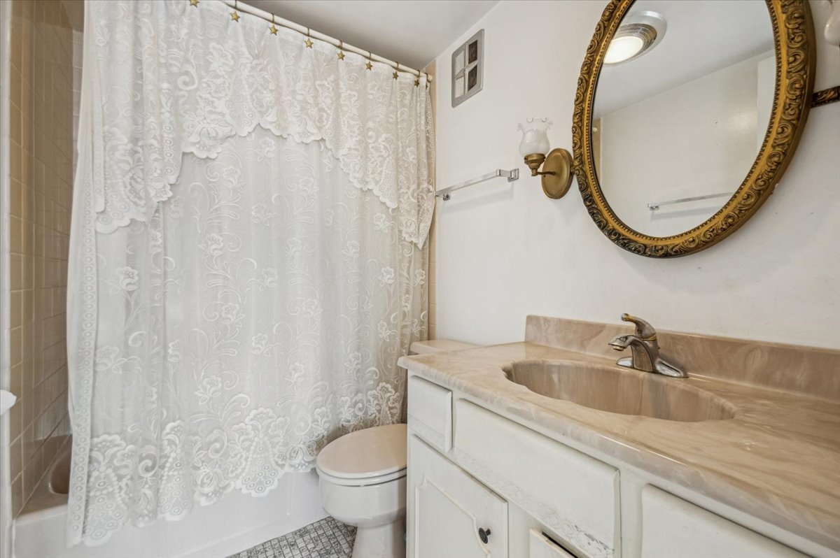 5220 N Rockwell Avenue Unit: 1S