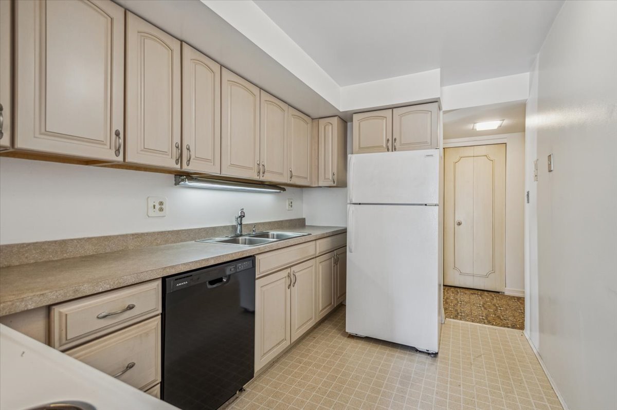 5220 N Rockwell Avenue Unit: 1S