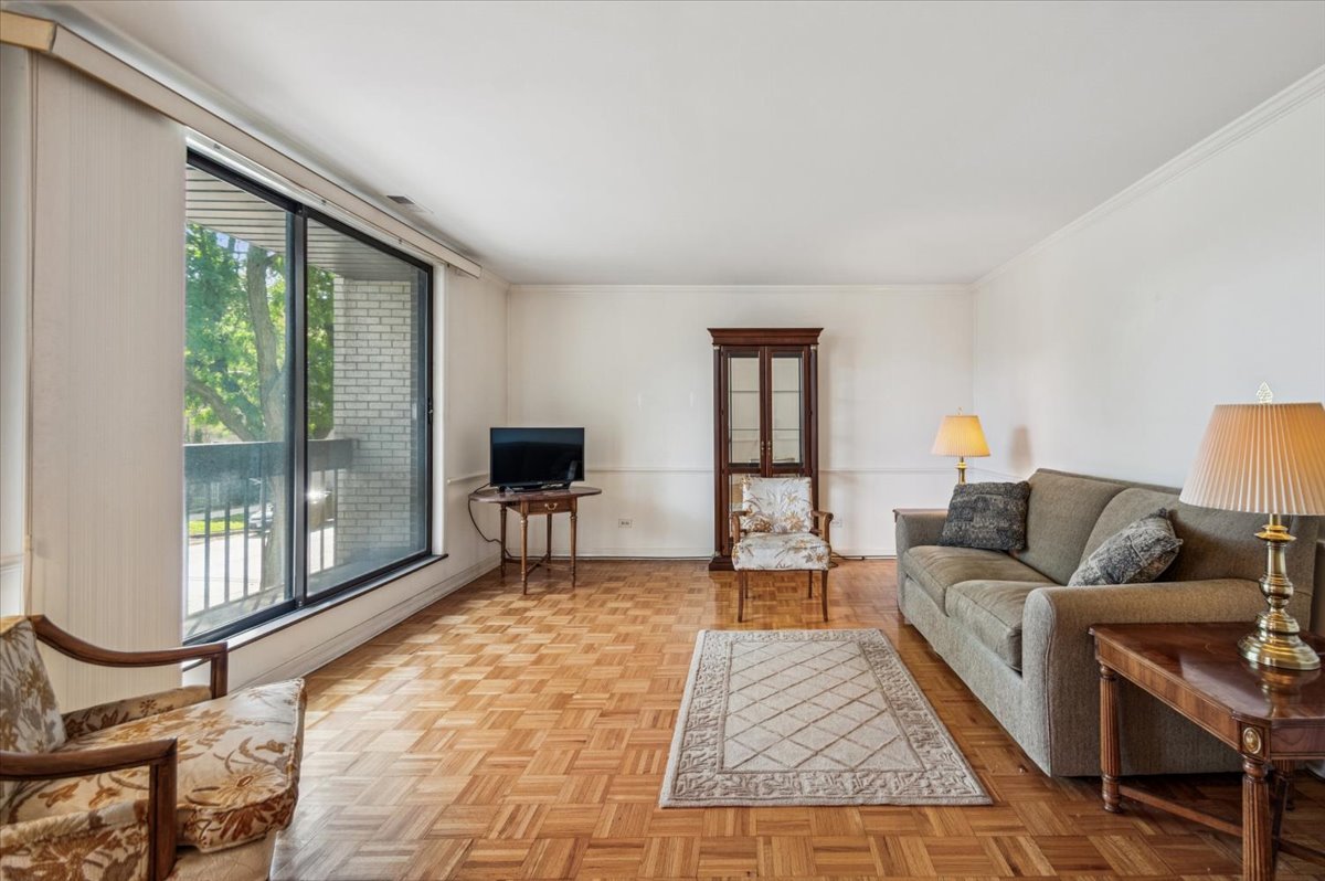 5220 N Rockwell Avenue Unit: 1S