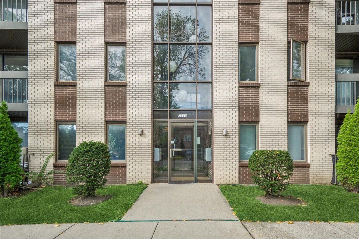 5220 N Rockwell Avenue Unit: 1S