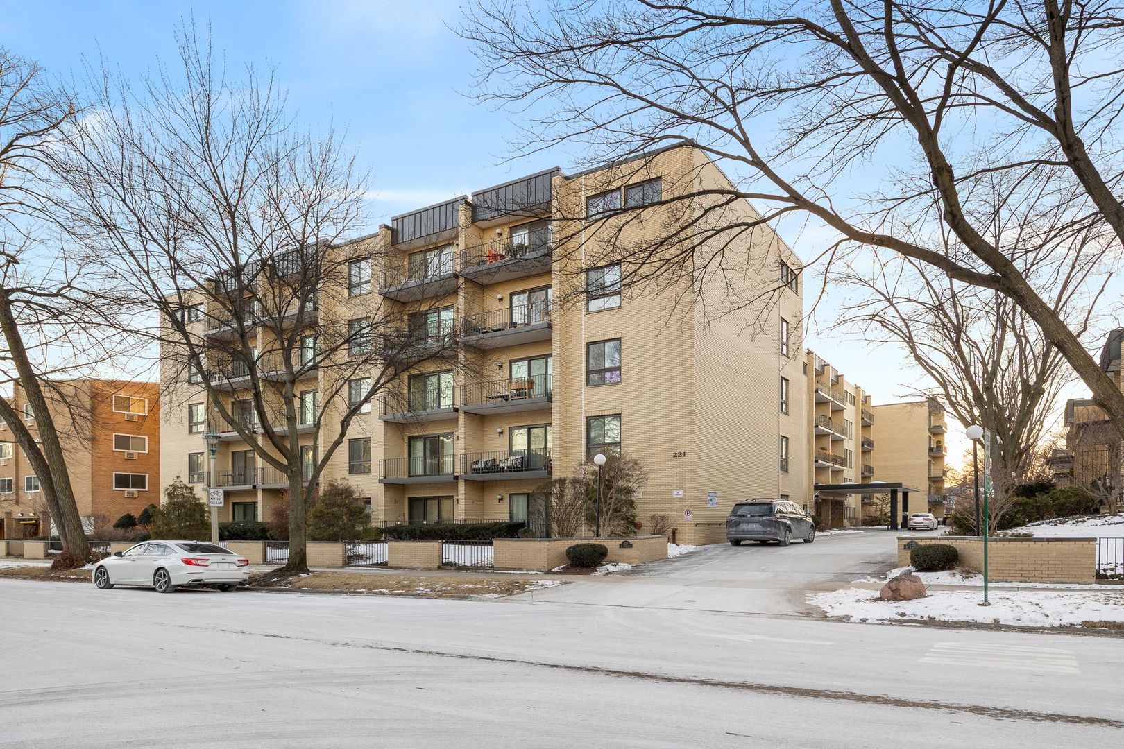 221 N Kenilworth Avenue Unit: 208