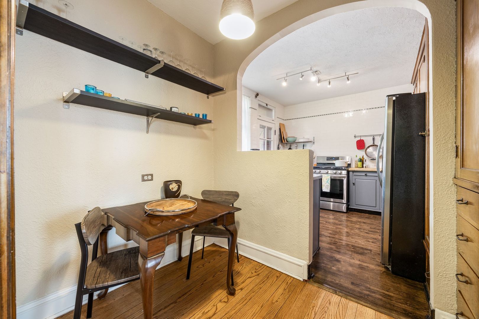 227 N Grove Avenue Unit: 3