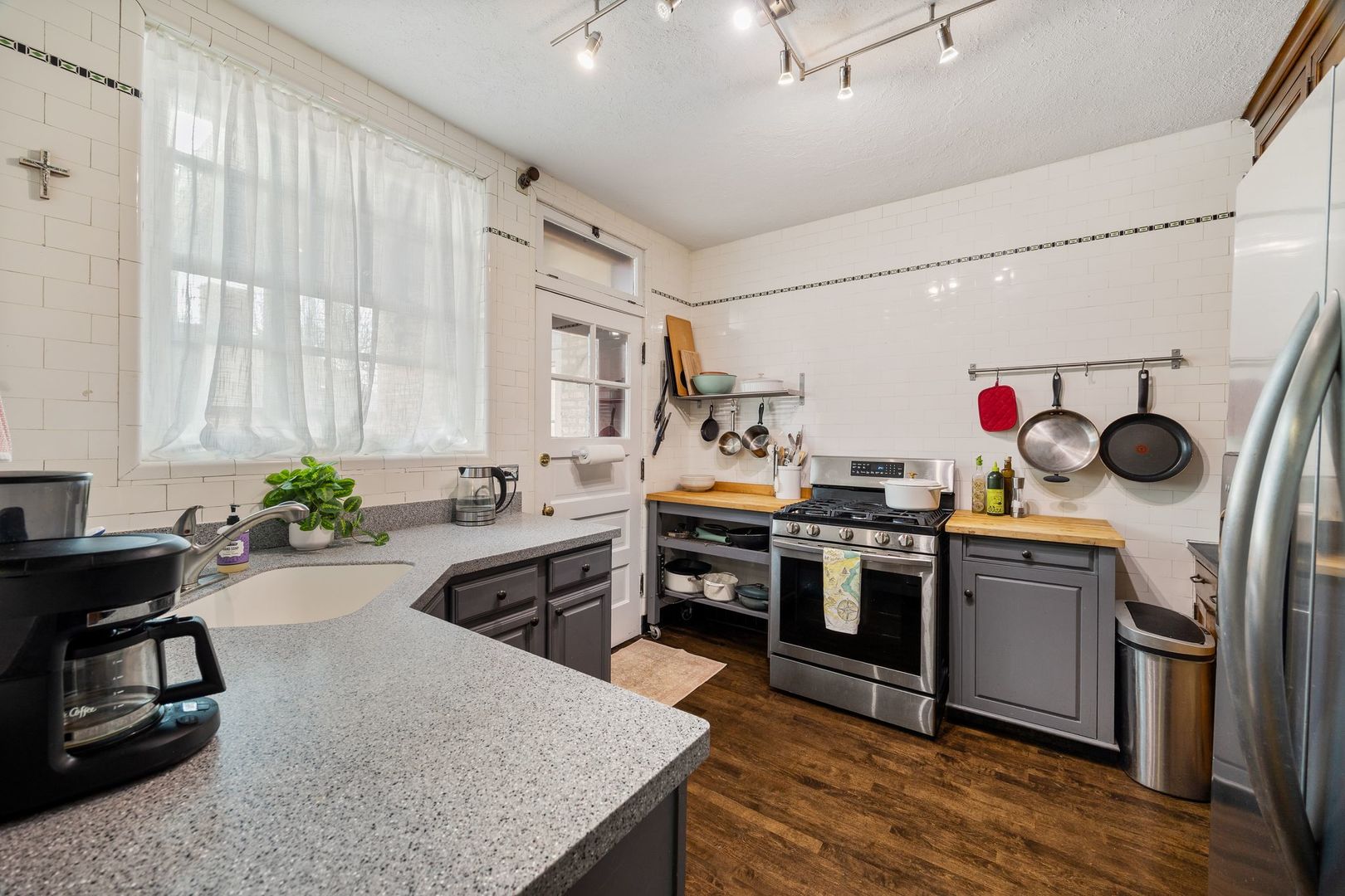 227 N Grove Avenue Unit: 3